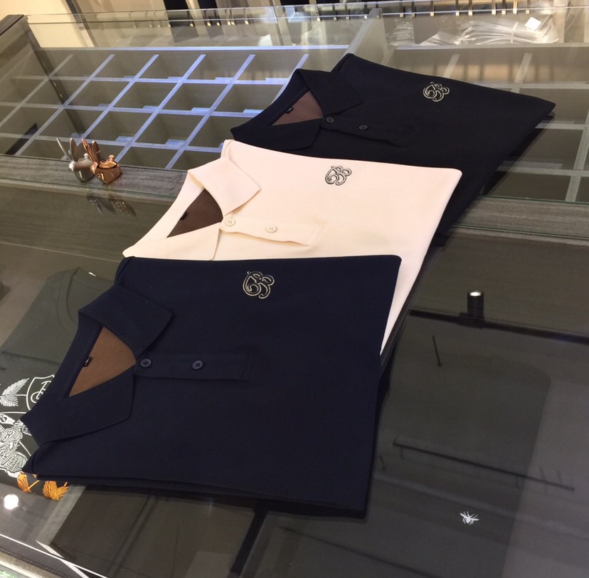 NO:142333,B Family Fat Brother Gospel 1975AW latest series, versatile commuting to work, elegant design, a must-have for business elites, using Gaoke heavy mercerized cotton fabric, Wen Ru soft, delicate and soft, the upper body is naturally comfortable, lapel business casual slim fit, chest brand logo embroidery design!  You can wear it in business or casual!  It highlights the overall styling and body-slimming feeling. The overall craftsmanship line is really impeccable. This kind of lapel fashion adds points to urban fashion people and has a more gentlemanly charm!  Black/beige/dark blue!  Size M～4XL (model/catties wear M), alexander wang19860909B家胖哥哥福音1975AW最新系列 上班通勤百搭 富于优雅的设计感 商务精英必备 采用高克重丝光棉面料 温儒柔软 细腻柔软 上身自然是舒适 翻领商务休闲修身款 胸前品牌Logo刺绣设计！无论是商务还是休闲时候都可穿搭！非常的凸显整体的造型感以及修身上身感 整体的工艺车线真的是无可挑剔的 这样的一款翻领时装 无不为都市时尚人士加分 更加的绅士韵味十足范！黑色/米色/深蓝色！尺码M～4XL（模特/斤穿M）,,alexander wang,Men's clothing