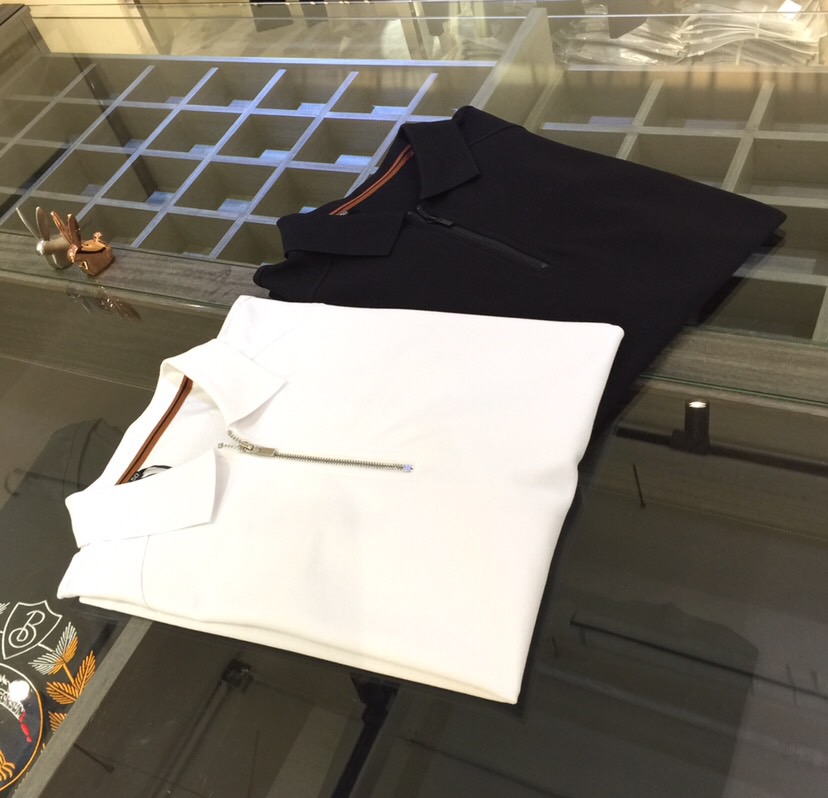 NO:142336,Ze Fat Brother Gospel 1975AW latest series, versatile commuting to work, elegant design, a must-have for business elites, using Gaoke heavy mercerized cotton fabric, Wen Ru soft, delicate and soft, the upper body is naturally comfortable, the lapel half-zipper business casual slim fit, simple but not simple!  You can wear it in business or casual!  It highlights the overall styling and body-slimming feeling. The overall craftsmanship line is really impeccable. This kind of lapel fashion adds points to urban fashion people and has a more gentlemanly charm!  Black/white!  Size M～4XL (model/catties wear M), alexander wang19860909Ze家胖哥哥福音1975AW最新系列 上班通勤百搭 富于优雅的设计感 商务精英必备 采用高克重丝光棉面料 温儒柔软 细腻柔软 上身自然是舒适 翻领半拉链款商务休闲修身款 简约不简单！无论是商务还是休闲时候都可穿搭！非常的凸显整体的造型感以及修身上身感 整体的工艺车线真的是无可挑剔的 这样的一款翻领时装 无不为都市时尚人士加分 更加的绅士韵味十足范！黑色/白色！尺码M～4XL（模特/斤穿M）,,alexander wang,Men's clothing