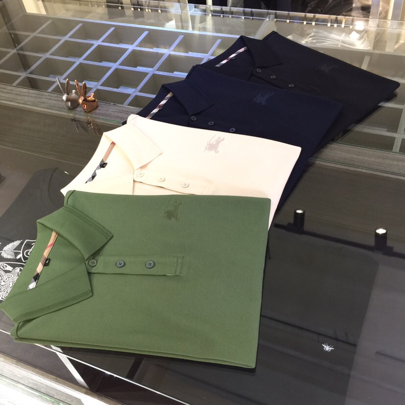 NO:142339,B Family Fat Brother Gospel 1975AW latest series, versatile commuting to work, elegant design, a must-have for business elites, using Gaoke heavy mercerized cotton fabric, Wen Ru soft, delicate and soft, the upper body is naturally comfortable, lapel business casual slim fit, chest brand logo embroidery design!  Plaid plaid on the placket!  You can wear it in business or casual!  It highlights the overall styling and body-slimming feeling. The overall craftsmanship line is really impeccable. This kind of lapel fashion adds points to urban fashion people and has a more gentlemanly charm!  Black/dark blue/bee/green!  Size M～4XL (model/catties wear M), alexander wang19860909B家胖哥哥福音1975AW最新系列 上班通勤百搭 富于优雅的设计感 商务精英必备 采用高克重丝光棉面料 温儒柔软 细腻柔软 上身自然是舒适 翻领商务休闲修身款 胸前品牌Logo刺绣设计！门襟处格纹拼接！无论是商务还是休闲时候都可穿搭！非常的凸显整体的造型感以及修身上身感 整体的工艺车线真的是无可挑剔的 这样的一款翻领时装 无不为都市时尚人士加分 更加的绅士韵味十足范！黑色/深蓝色/米色/绿色！尺码M～4XL（模特/斤穿M）,,alexander wang,Men's clothing