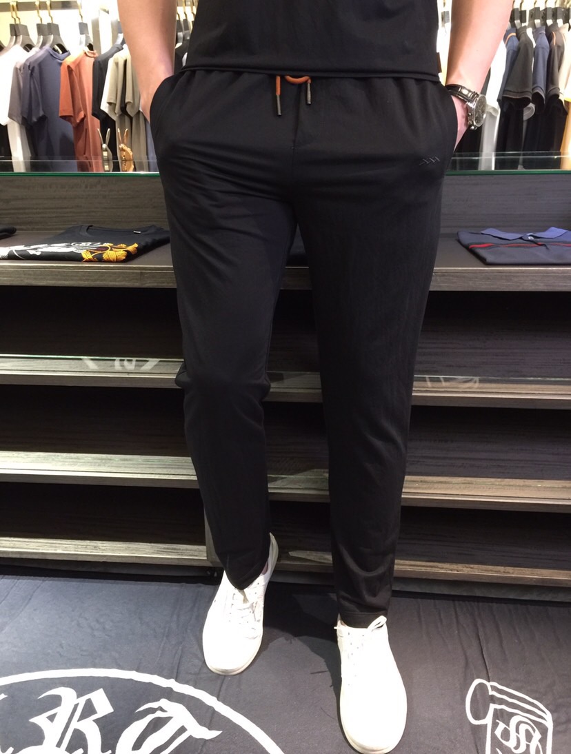 NO:142342,/Set details of pants Ze Fat Brother Gospel new summer style is on sale. Classic simple style set, private channels are leaked, foreign trade company orders, domestic first-tier OEM factories, luxury classic design, urban life, first-class quality!  A simple lapel boundless craft casual sports suit, handsome and personalized, simple and generous style design, bold and innovative design that breaks through the conventional style, still continues the popular ice silk fabric. It has good elasticity, tender and smooth feel, breathable, and comfortable. It is visually enough to instantly defeat those mediocre sports suits. Slim fit style, sports and leisure entertainment, are competent!  Black/dark blue!  Size M~4XL (model/125 catties wear M), alexander wang19860909/套 裤子细节图Ze家胖哥哥福音夏季新款发售.经典简约款套装,私密渠道流出,外贸公司订单,国内一线代工厂出品,奢华经典设计,都市生活,品质一流！简约的一款翻领无边工艺休闲运动套装 有帅有个性 简洁大方的版型设计,突破常规的大胆创新设计,依然延续了热门的冰丝面料 弹力好,手感嫩滑 透气,舒服为主 在视觉上已经足以秒杀那些平庸的运动套装 修身版型,运动休闲娱乐,均可胜任！黑色/深蓝色！尺码M～4XL（模特/125斤穿M）,,alexander wang,Men's clothing