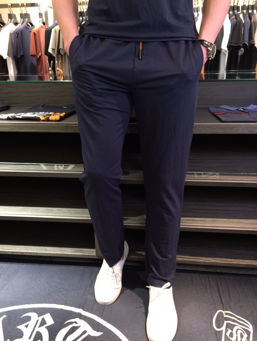 NO:142347,/Set Details of pants Ze Fat Brother Gospel New Summer Style is on sale. Classic simple style set, private channels are leaked, foreign trade company orders, domestic first-tier OEM factory produced, luxurious classic design, urban life, first-class quality!  A simple lapel boundless craft casual sports suit, handsome and personalized, simple and generous style design, bold and innovative design that breaks through the conventional style, still continues the popular ice silk fabric. It has good elasticity, tender and smooth feel, breathable, and comfortable. It is visually enough to instantly defeat those mediocre sports suits. Slim fit style, sports and leisure entertainment, are competent!  Black/dark blue!  Size M~4XL (model/125 catties wear M), alexander wang19860909/套 裤子细节图Ze家胖哥哥福音夏季新款发售.经典简约款套装,私密渠道流出,外贸公司订单,国内一线代工厂出品,奢华经典设计,都市生活,品质一流！简约的一款翻领无边工艺休闲运动套装 有帅有个性 简洁大方的版型设计,突破常规的大胆创新设计,依然延续了热门的冰丝面料 弹力好,手感嫩滑 透气,舒服为主 在视觉上已经足以秒杀那些平庸的运动套装 修身版型,运动休闲娱乐,均可胜任！黑色/深蓝色！尺码M～4XL（模特/125斤穿M）,,alexander wang,Men's clothing