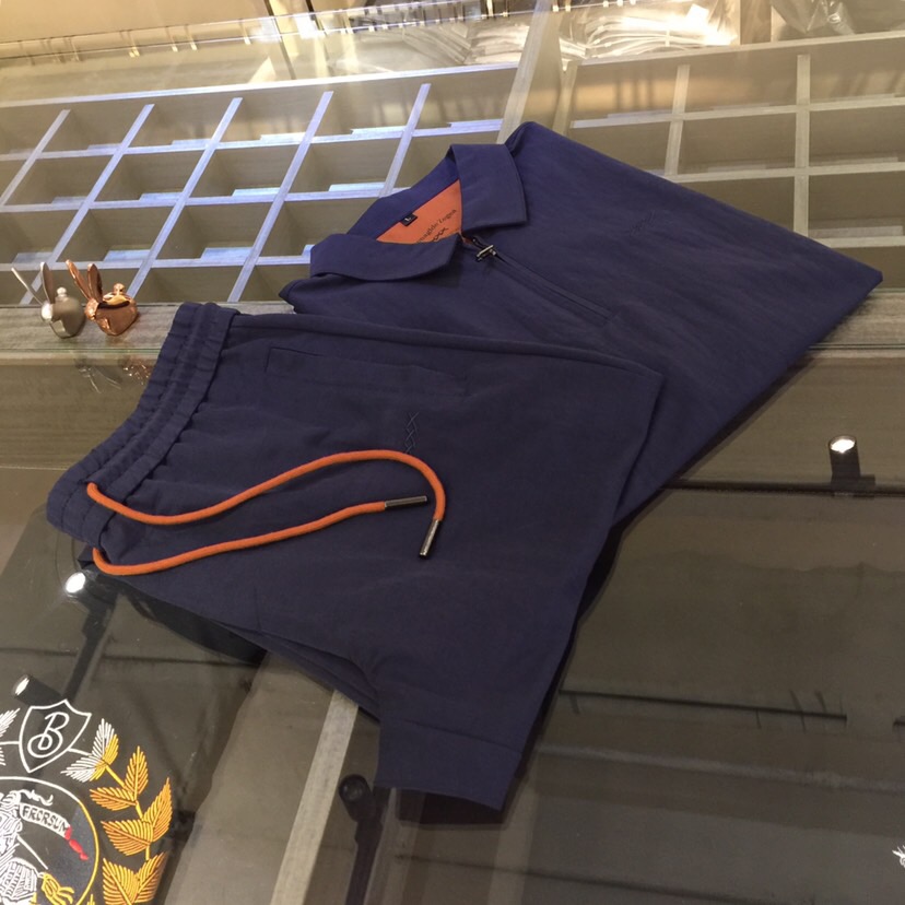 NO:151152,/Set Details of tops Ze Fat Brother Gospel New Summer Style is on sale. Classic simple style set, private channels are leaked, foreign trade company orders, domestic first-tier OEM factory produced, luxurious classic design, urban life, first-class quality!  A simple lapel boundless craft casual sports suit, handsome and personalized, simple and generous style design, bold and innovative design that breaks through the conventional style, still continues the popular ice silk fabric. It has good elasticity, tender and smooth feel, breathable, and comfortable. It is visually enough to instantly defeat those mediocre sports suits. Slim fit style, sports and leisure entertainment, are competent!  Black/dark blue!  Size M~4XL (model/125 catties wear M), alexander wang19860909/套 上衣细节图Ze家胖哥哥福音夏季新款发售.经典简约款套装,私密渠道流出,外贸公司订单,国内一线代工厂出品,奢华经典设计,都市生活,品质一流！简约的一款翻领无边工艺休闲运动套装 有帅有个性 简洁大方的版型设计,突破常规的大胆创新设计,依然延续了热门的冰丝面料 弹力好,手感嫩滑 透气,舒服为主 在视觉上已经足以秒杀那些平庸的运动套装 修身版型,运动休闲娱乐,均可胜任！黑色/深蓝色！尺码M～4XL（模特/125斤穿M）,,alexander wang,Men's clothing