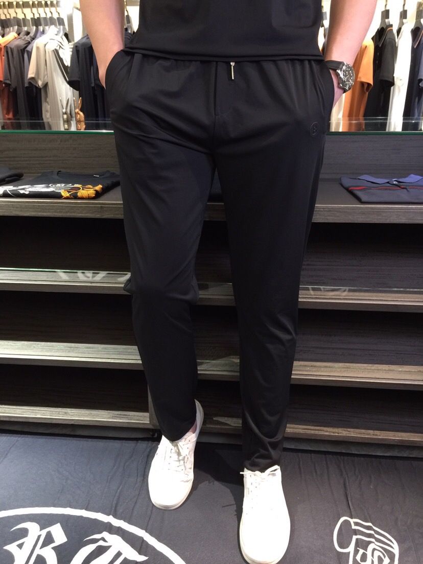 NO:151155,/Set Details of Pants Boss Fat Brother Gospel New Summer Style is on sale. Classic simple style set, private channels are leaked, foreign trade company orders, domestic first-tier OEM factory produced, luxurious classic design, urban life, first-class quality!  A simple lapel boundless craft casual sports suit, handsome and personalized, simple and generous style design, bold and innovative design that breaks through the conventional style, still continues the popular ice silk fabric. It has good elasticity, tender and smooth feel, breathable, and comfortable. It is visually enough to instantly defeat those mediocre sports suits. Slim fit style, sports and leisure entertainment, are competent!  Black/dark blue!  Size M~4XL (model/125 catties wear M), alexander wang19860909/套 裤子细节图Boss胖哥哥福音夏季新款发售.经典简约款套装,私密渠道流出,外贸公司订单,国内一线代工厂出品,奢华经典设计,都市生活,品质一流！简约的一款翻领无边工艺休闲运动套装 有帅有个性 简洁大方的版型设计,突破常规的大胆创新设计,依然延续了热门的冰丝面料 弹力好,手感嫩滑 透气,舒服为主 在视觉上已经足以秒杀那些平庸的运动套装 修身版型,运动休闲娱乐,均可胜任！黑色/深蓝色！尺码M～4XL（模特/125斤穿M）,,alexander wang,Men's clothing