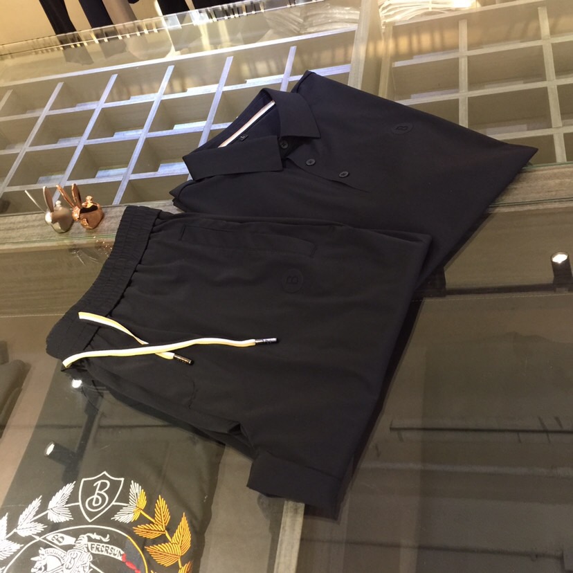 NO:151157,/Set Details of tops Boss Fat Brother Gospel New Summer Style is on sale. Classic simple style set, private channels are leaked, foreign trade company orders, domestic first-tier OEM factory produced, luxury classic design, urban life, first-class quality!  A simple lapel boundless craft casual sports suit, handsome and personalized, simple and generous style design, bold and innovative design that breaks through the conventional style, still continues the popular ice silk fabric. It has good elasticity, tender and smooth feel, breathable, and comfortable. It is visually enough to instantly defeat those mediocre sports suits. Slim fit style, sports and leisure entertainment, are competent!  Black/dark blue!  Size M~4XL (model/125 catties wear M), alexander wang19860909/套 上衣细节图Boss胖哥哥福音夏季新款发售.经典简约款套装,私密渠道流出,外贸公司订单,国内一线代工厂出品,奢华经典设计,都市生活,品质一流！简约的一款翻领无边工艺休闲运动套装 有帅有个性 简洁大方的版型设计,突破常规的大胆创新设计,依然延续了热门的冰丝面料 弹力好,手感嫩滑 透气,舒服为主 在视觉上已经足以秒杀那些平庸的运动套装 修身版型,运动休闲娱乐,均可胜任！黑色/深蓝色！尺码M～4XL（模特/125斤穿M）,,alexander wang,Men's clothing