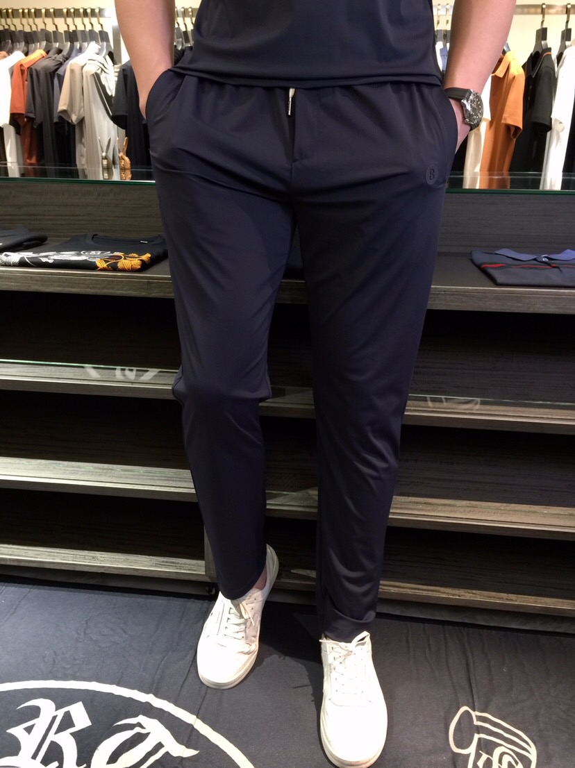 NO:151158,/Set Details of Pants Boss Fat Brother Gospel New Summer Style is on sale. Classic simple style set, private channels are leaked, foreign trade company orders, domestic first-tier OEM factory produced, luxurious classic design, urban life, first-class quality!  A simple lapel boundless craft casual sports suit, handsome and personalized, simple and generous style design, bold and innovative design that breaks through the conventional style, still continues the popular ice silk fabric. It has good elasticity, tender and smooth feel, breathable, and comfortable. It is visually enough to instantly defeat those mediocre sports suits. Slim fit style, sports and leisure entertainment, are competent!  Black/dark blue!  Size M~4XL (model/125 catties wear M), alexander wang19860909/套 裤子细节图Boss胖哥哥福音夏季新款发售.经典简约款套装,私密渠道流出,外贸公司订单,国内一线代工厂出品,奢华经典设计,都市生活,品质一流！简约的一款翻领无边工艺休闲运动套装 有帅有个性 简洁大方的版型设计,突破常规的大胆创新设计,依然延续了热门的冰丝面料 弹力好,手感嫩滑 透气,舒服为主 在视觉上已经足以秒杀那些平庸的运动套装 修身版型,运动休闲娱乐,均可胜任！黑色/深蓝色！尺码M～4XL（模特/125斤穿M）,,alexander wang,Men's clothing