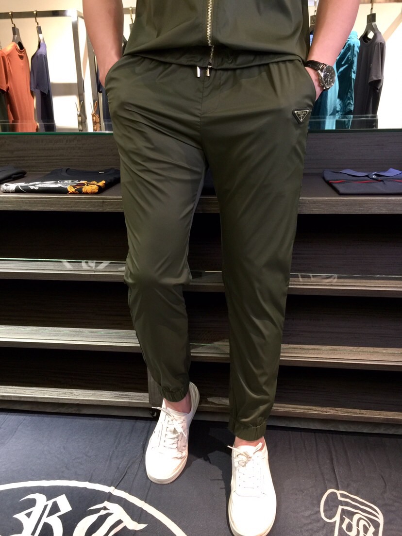 NO:151170,/Set Pants details P Home 2025 new product, men's summer sports and casual suit, lapel cardigan short-sleeved long combination, very practical for single wear, very smooth and comfortable imported fabric, 2025 summer series draws inspiration from the collection elements, suitable for wearing multiple age groups, and a variety of craftsmanship is integrated, the details are visible, exquisite and durable!  Black/green!  Size M~XXXL (model/125 catties wear M), T-shirt, alexander wang19860909/套 裤子细节P家2025新品,男士夏季运动休闲套装,翻领开衫短袖长款的组合,单穿也很实用,非常顺滑舒适的进口面料,2025夏季系列 典藏元素中汲取灵感,适合多个年龄段穿着,多种工艺融入 细节可见 精致又耐看！黑色/绿色！尺码M～XXXL（模特/125斤穿M）,,T-shirt,alexander wang,Men's clothing