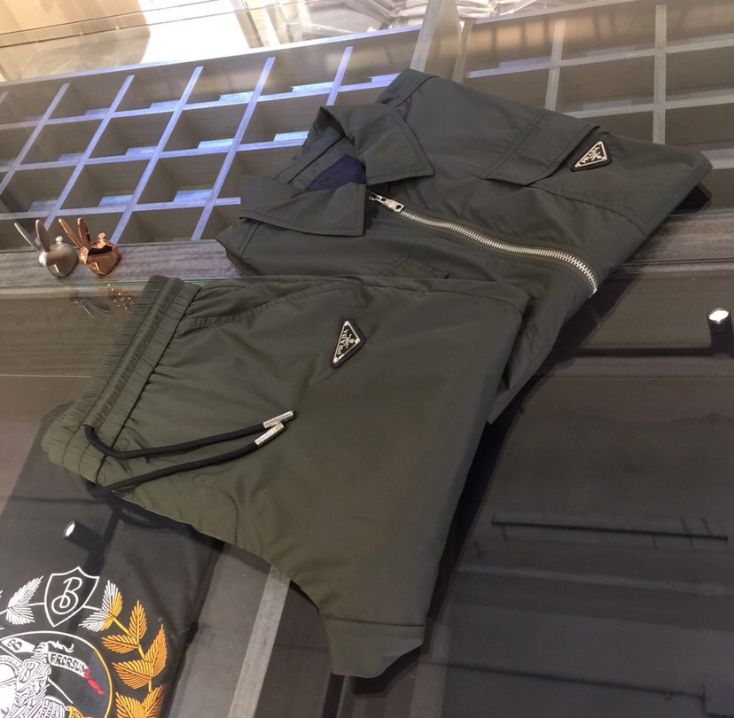 NO:151173,/Set Top details P Home 2025 new product, men's summer sports and casual suit, lapel cardigan short-sleeved long combination, very practical for single wear, very smooth and comfortable imported fabric, 2025 summer series draws inspiration from the collection elements, suitable for wearing multiple age groups, and a variety of craftsmanship is integrated, the details are visible, exquisite and durable!  Black/green!  Size M~XXXL (model/125 catties wear M), T-shirt, alexander wang19860909/套 上衣细节P家2025新品,男士夏季运动休闲套装,翻领开衫短袖长款的组合,单穿也很实用,非常顺滑舒适的进口面料,2025夏季系列 典藏元素中汲取灵感,适合多个年龄段穿着,多种工艺融入 细节可见 精致又耐看！黑色/绿色！尺码M～XXXL（模特/125斤穿M）,,T-shirt,alexander wang,Men's clothing