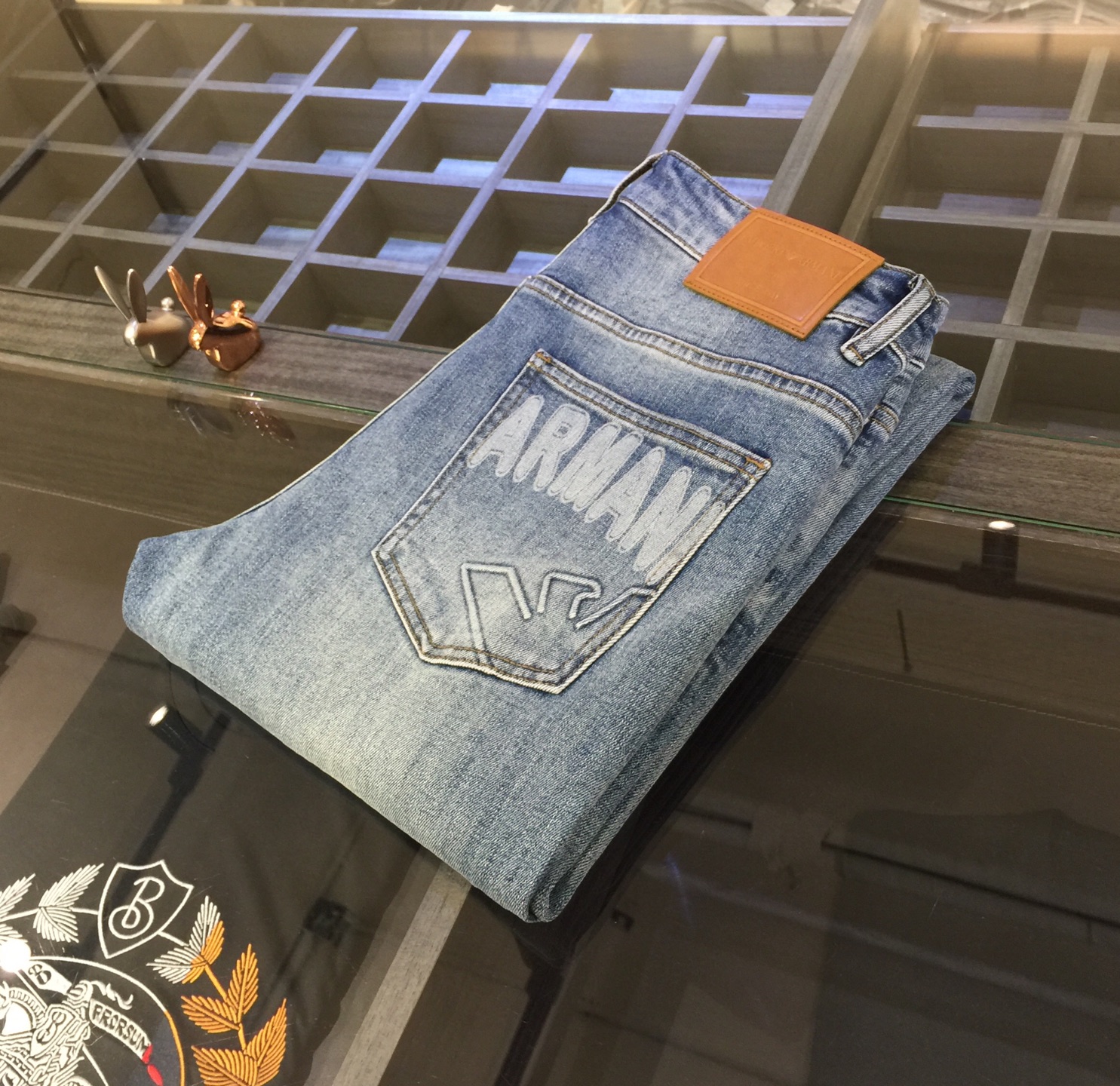 NO:151177,Home A high-end series of trade channels!  European custom version 2025 spring and summer new jeans, the upper body effect is great, original hardware!  Fashionable and stylish. The fabric is pure cotton denim with micro elasticity, comfortable and breathable. It cannot pill. The latest element design in 25 years and the selection of hardware are also selected. The cool men in magazines wear casual shirts and cool casual shoes. They are full of vitality and youthful style. Even if they are older, they are perfectly competent. They are really casual and masculine!  Size 29~3837. (Model/125 catties wear 30), jeans,alexander wang19860909A家高端系列贸易渠道货！欧洲定制版 2025春夏新款牛仔裤 上身效果非常的棒 原版五金！时尚而有型 面料是纯棉牛仔布 带微弹性 舒适透气 不会起球 25年最新元素设计 以及五金的选材上也都是精选高等级五金 喜爱杂志中酷酷的男人 穿着休闲衬衣 搭配酷酷休闲鞋 一身活力四射的青春范 即使年纪大点此款也完全可以胜任 真是怎么搭怎么率性男人味十足！尺码29～3837.（模特/125斤穿30）,,jeans,alexander wang,Men's clothing