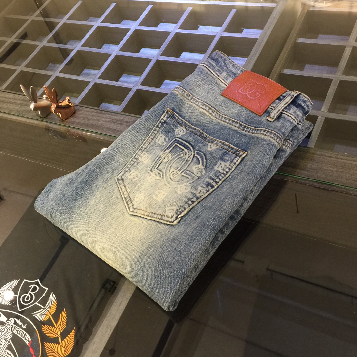 NO:151181,DG Home High-end Series Trading Channel Goods!  European custom version 2025 spring and summer new jeans, the upper body effect is great, original hardware!  Fashionable and stylish. The fabric is pure cotton denim with micro elasticity, comfortable and breathable. It cannot pill. The latest element design in 25 years and the selection of hardware are also selected. The cool men in magazines wear casual shirts and cool casual shoes. They are full of vitality and youthful style. Even if they are older, they are perfectly competent. They are really casual and masculine!  Size 29~3837. (Model/125 catties wear 30), Dolce & Gabbana, Gucci, Jeans, Alexander wang19860909DG家高端系列贸易渠道货！欧洲定制版 2025春夏新款牛仔裤 上身效果非常的棒 原版五金！时尚而有型 面料是纯棉牛仔布 带微弹性 舒适透气 不会起球 25年最新元素设计 以及五金的选材上也都是精选高等级五金 喜爱杂志中酷酷的男人 穿着休闲衬衣 搭配酷酷休闲鞋 一身活力四射的青春范 即使年纪大点此款也完全可以胜任 真是怎么搭怎么率性男人味十足！尺码29～3837.（模特/125斤穿30）,,Dolce&Gabbana,gucci,jeans,alexander wang,Men's clothing