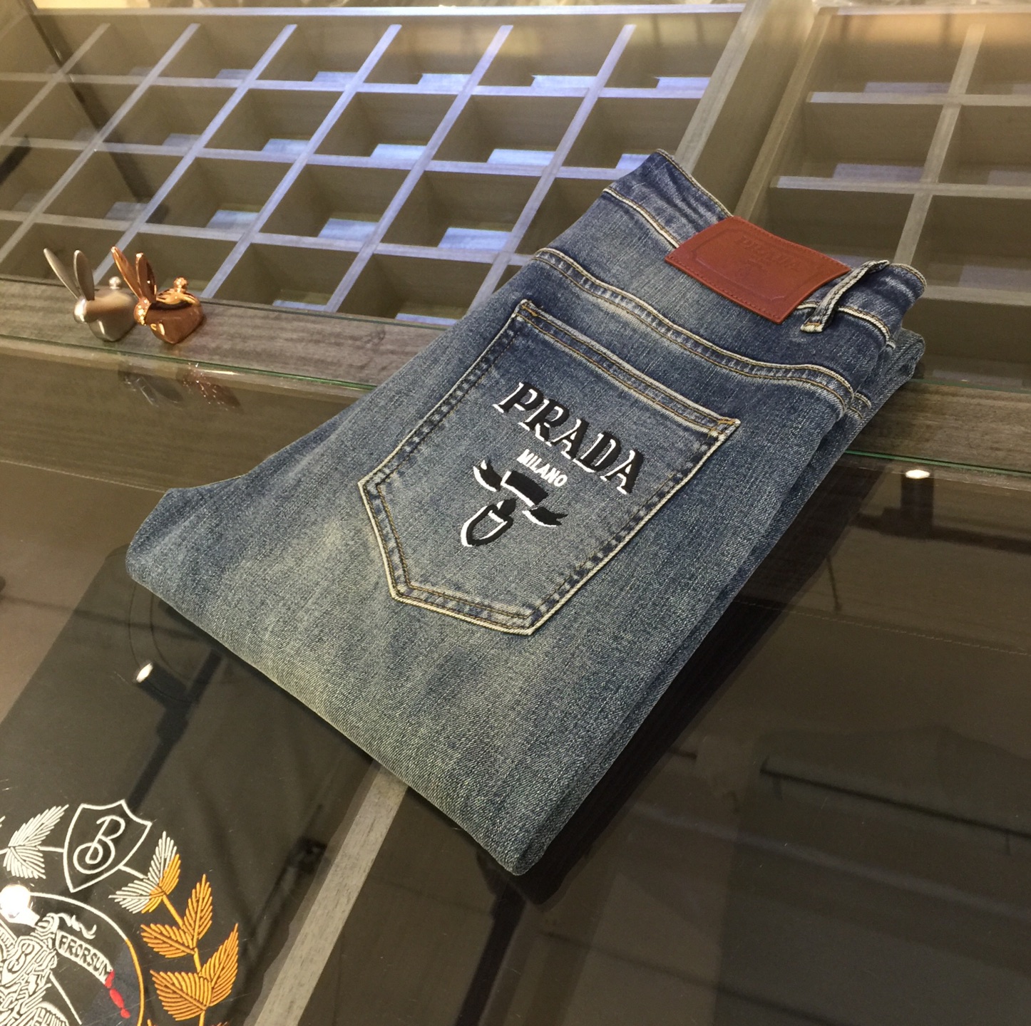 NO:151184,Pjia high-end series of trade channels!  European custom version 2025 spring and summer new jeans, the upper body effect is great, original hardware!  Fashionable and stylish. The fabric is pure cotton denim with micro elasticity, comfortable and breathable. It cannot pill. The latest element design in 25 years and the selection of hardware are also selected. The cool men in magazines wear casual shirts and cool casual shoes. They are full of vitality and youthful style. Even if they are older, they are perfectly competent. They are really casual and masculine!  Size 29~3837. (Model/125 catties wear 30), jeans,alexander wang19860909P家高端系列贸易渠道货！欧洲定制版 2025春夏新款牛仔裤 上身效果非常的棒 原版五金！时尚而有型 面料是纯棉牛仔布 带微弹性 舒适透气 不会起球 25年最新元素设计 以及五金的选材上也都是精选高等级五金 喜爱杂志中酷酷的男人 穿着休闲衬衣 搭配酷酷休闲鞋 一身活力四射的青春范 即使年纪大点此款也完全可以胜任 真是怎么搭怎么率性男人味十足！尺码29～3837.（模特/125斤穿30）,,jeans,alexander wang,Men's clothing