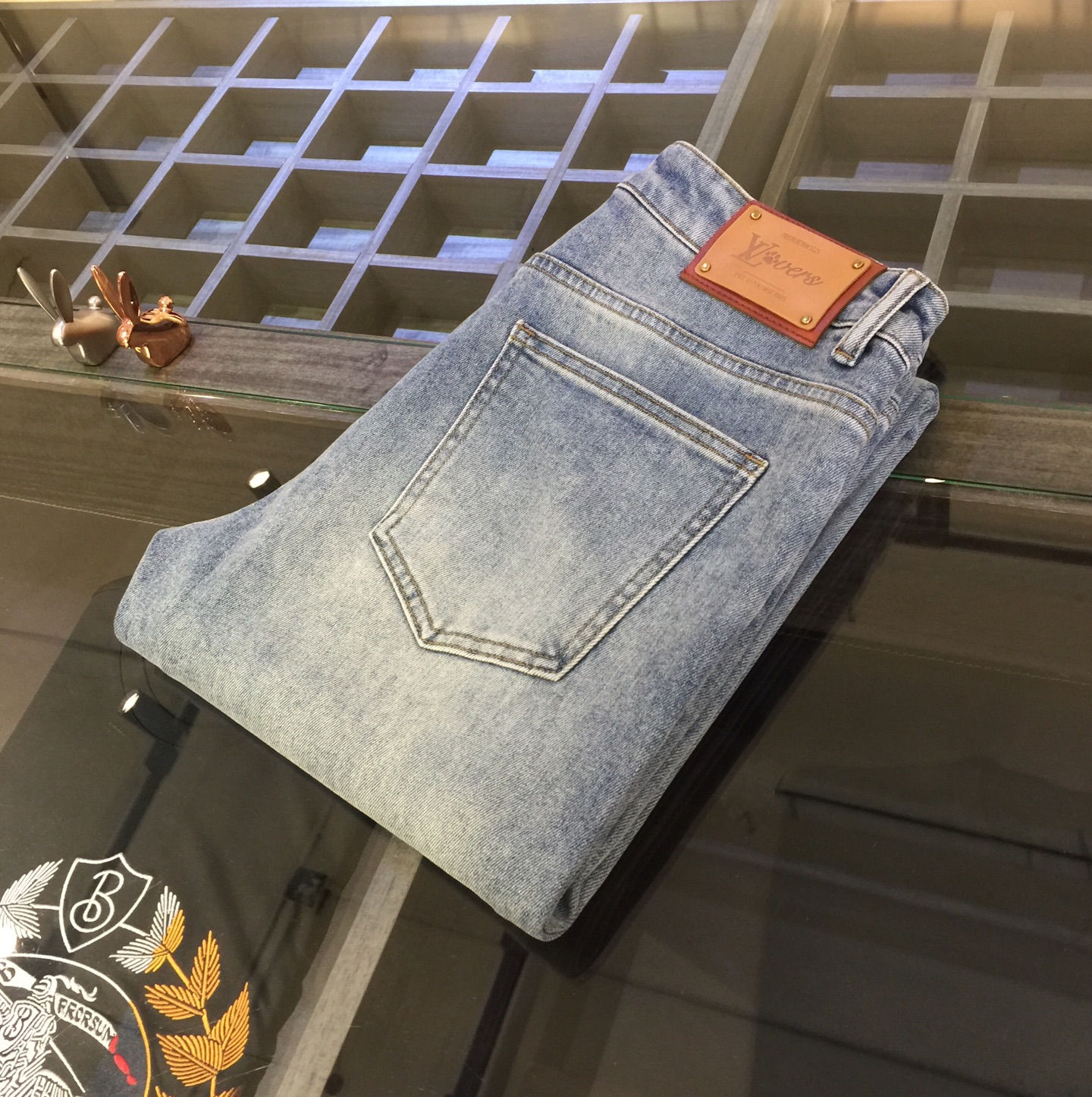 NO:151188,Lujia high-end series of trade channels!  European custom version 2025 spring and summer new jeans, the upper body effect is great, original hardware!  Fashionable and stylish. The fabric is pure cotton denim with micro elasticity, comfortable and breathable. It cannot pill. The latest element design in 25 years and the selection of hardware are also selected. The cool men in magazines wear casual shirts and cool casual shoes. They are full of vitality and youthful style. Even if they are older, they are perfectly competent. They are really casual and masculine!  Size 29～3837. (Model/125 catties wear 30), louis vuitton,louis vuitton,jeans,alexander wang19860909驴家高端系列贸易渠道货！欧洲定制版 2025春夏新款牛仔裤 上身效果非常的棒 原版五金！时尚而有型 面料是纯棉牛仔布 带微弹性 舒适透气 不会起球 25年最新元素设计 以及五金的选材上也都是精选高等级五金 喜爱杂志中酷酷的男人 穿着休闲衬衣 搭配酷酷休闲鞋 一身活力四射的青春范 即使年纪大点此款也完全可以胜任 真是怎么搭怎么率性男人味十足！尺码29～3837.（模特/125斤穿30）,,louis vuitton,louis vuitton,jeans,alexander wang,Men's clothing