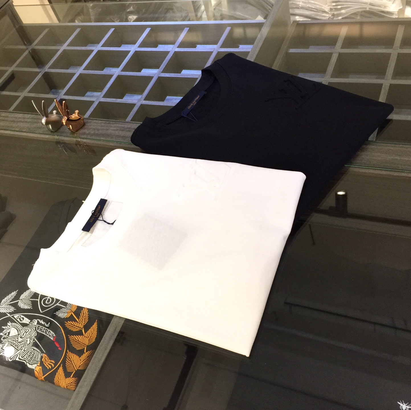 NO:151193,Donkey Trading Company Orders Big Recommendations!  The aristocratic temperament interpreted by the 2025AW summer nobleman style, luxury brand, minimalist and atmospheric business and casual short-sleeved shirt, uses 120 mercerized combed cotton fabric, which is super soft and skin-friendly!  Three-dimensional foaming logo on the chest!  The tailoring is a slim fit, absolutely a pretty and handsome fit!  It can be seen from the locking needle that it is absolutely produced by a large manufacturer. This density of sewing process is absolutely meticulous in handling details!  Highly recommended, and you can't see such a style outside at all!  Black/white!  Size S~XXL (model/125 catties wear S), louis vuitton,louis vuitton,t-shirt,alexander wang19860909驴家贸易公司订单 重磅推荐！2025AW夏季贵公子风范演绎出的贵族气质 奢侈品牌 极简主义大气商务休闲短袖衫 采用120支丝光精梳棉面料 超柔软亲肤触感！胸前立体发泡Logo！剪裁属于修身版型 绝对挺括帅气的合体型！从锁针可以看出 绝对大厂代工出品 这种密度的缝制工艺 对待细节处理绝对是一丝不苟！强烈推荐 而且外面您是根本看不到这样的款式的！黑色/白色！尺码S～XXL（模特/125斤穿S）,,louis vuitton,louis vuitton,T-shirt,alexander wang,Men's clothing