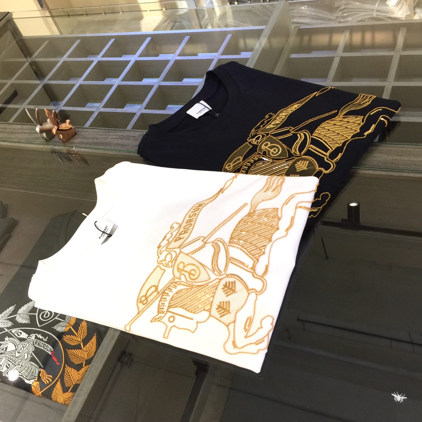 NO:151199,Orders from B trading company, big recommendation!  The aristocratic temperament interpreted by the 2025AW summer nobleman style, luxury brand, minimalist and atmospheric business and casual short-sleeved shirt, uses 120 mercerized combed cotton fabric, which is super soft and skin-friendly!  Three-dimensional heavyweight workers on the chest logo!  The tailoring is a slim fit, absolutely a pretty and handsome fit!  It can be seen from the locking needle that it is absolutely produced by a large manufacturer. This density of sewing process is absolutely meticulous in handling details!  Highly recommended, and you can't see such a style outside at all!  Black/white!  Size S~XXL (model/125 catties wear S), T-shirt, alexander wang19860909B家贸易公司订单 重磅推荐！2025AW夏季贵公子风范演绎出的贵族气质 奢侈品牌 极简主义大气商务休闲短袖衫 采用120支丝光精梳棉面料 超柔软亲肤触感！胸前立体重工人马Logo！剪裁属于修身版型 绝对挺括帅气的合体型！从锁针可以看出 绝对大厂代工出品 这种密度的缝制工艺 对待细节处理绝对是一丝不苟！强烈推荐 而且外面您是根本看不到这样的款式的！黑色/白色！尺码S～XXL（模特/125斤穿S）,,T-shirt,alexander wang,Men's clothing