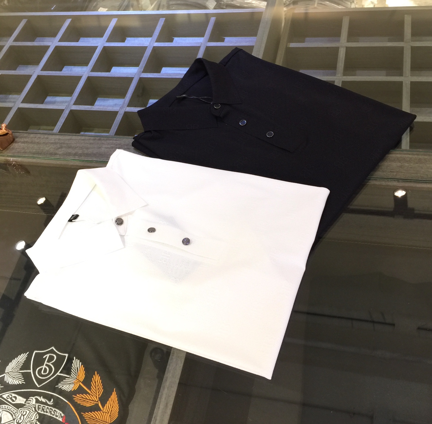 NO:151210,Recommended Balenciaga Products!  The latest series of 2025AW, versatile commuting to work, elegant design, a must-have for business elites, using high-quality 120-pin mercerized cotton and copper-ammonia silk blend fabric, Wen Ru soft, delicate and soft, the upper body is naturally comfortable, lapel business casual slim fit, can be worn in both business and leisure!  It highlights the overall styling and body-slimming feeling. The overall craftsmanship line is really impeccable. This kind of lapel fashion adds points to urban fashion people and has a more gentlemanly charm!  Black/white!  Size M~XXXL (model/125 catties wear M), balenciaga, alexander wang19860909巴黎世家臻品推荐！2025AW最新系列 上班通勤百搭 富于优雅的设计感 商务精英必备 采用高克重120支丝光棉铜氨丝混纺面料 温儒柔软 细腻柔软 上身自然是舒适 翻领商务休闲修身款 无论是商务还是休闲时候都可穿搭！非常的凸显整体的造型感以及修身上身感 整体的工艺车线真的是无可挑剔的 这样的一款翻领时装 无不为都市时尚人士加分 更加的绅士韵味十足范！黑色/白色！尺码M～XXXL（模特/125斤穿M）,,balenciaga,alexander wang,Men's clothing