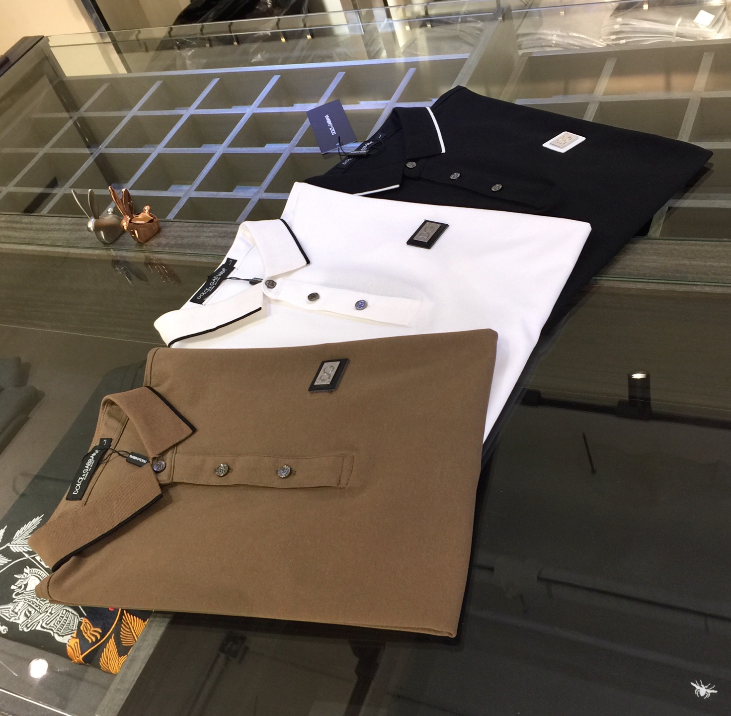 NO:151171,DG Fat Brother Gospel Summer latest series, versatile commuting to work, elegant design, a must-have for business elites, using high-quality mercerized bead floor cotton fabric, Wen Ru soft, delicate and soft, the upper body is naturally comfortable, lapel business casual slim fit style, can be worn in both business and leisure!  It highlights the overall styling and body-slimming feeling. The overall craftsmanship line is really impeccable. This kind of lapel fashion adds points to urban fashion people and has a more gentlemanly charm!  Black/white/coffee!  Size M~4XL (model/125 catties wear M), Dolce & Gabbana, gucci, alexander wang19860909DG家胖哥哥福音夏季最新系列 上班通勤百搭 富于优雅的设计感 商务精英必备 采用高克重丝光珠地棉面料 温儒柔软 细腻柔软 上身自然是舒适 翻领商务休闲修身款 无论是商务还是休闲时候都可穿搭！非常的凸显整体的造型感以及修身上身感 整体的工艺车线真的是无可挑剔的 这样的一款翻领时装 无不为都市时尚人士加分 更加的绅士韵味十足范！黑色/白色/咖色！尺码M～4XL（模特/125斤穿M）,,Dolce&Gabbana,gucci,alexander wang,Men's clothing