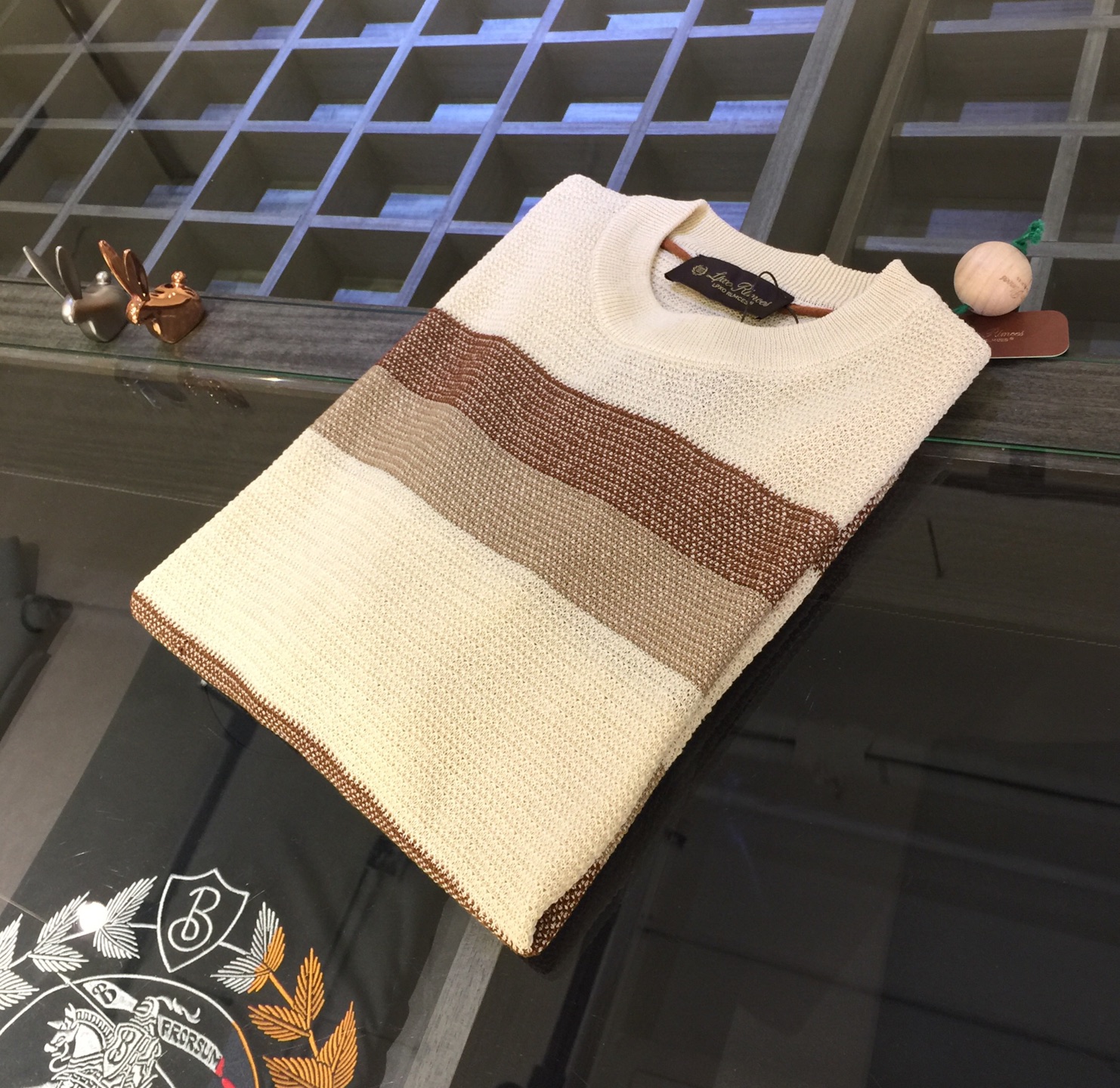 NO:151175,LP Home 2025 Summer GW New Style, original camphor wood fragrance made hanging decorations, making the whole garment exude a faint fragrance!  Italian light luxury linen fabric, with a refreshing feeling of wearing in a loose and soft appearance. Special treatment makes the fabric softer, smoother, more drape and less wrinkled. In order to pursue elegance, casual and both, a rare treasure for men is presented to them. The light round-neck knitted top combines urban exquisiteness with coastal charm, and the soft and flowing fabric creates a relaxed and elegant style. The exquisite linen surface fits the horizontal stripes woven in a mixed knitted way, and the color cleverly fades from the straight shoulder pullover to form a slightly rounded neckline. The loose tailoring fully displays the versatile style and a leisurely and exquisite style. Size S~XXL (model/125 jin wear S), loro piano, alexander wang19860909LP家2025夏季GW新款 原生樟木香制作挂饰,使整件成衣散发淡淡香气！意式轻奢 亚麻面料制作,松柔外观中透出清爽的穿着感.特别处理使面料更加柔软、顺滑,更富垂坠感且不易起皱.为追求高雅、休闲兼蓄的,为男士献上一件百不一遇的珍品,那轻盈的圆领针织上衣将都市精致与海岸魅力融为一体,柔软飘逸的面料,打造轻松优雅的风格.精致的亚麻面契合以混合针法织就的横向条纹,颜色巧妙地从直肩套头衫上微微褪去,形成略微圆润的领口.宽松的剪裁尽展百搭风格和闲适精致的格调.尺码S～XXL（模特/125斤穿S）,,loro piana,alexander wang,Men's clothing