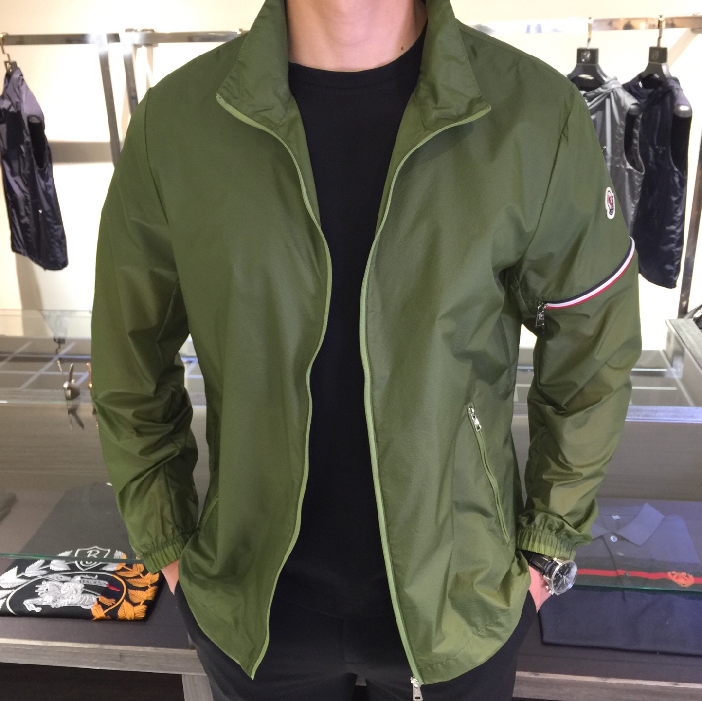 NO:151183,Mo's new summer sun protection suit is coming!  The fabric after the precision blending feels smooth and firm, light and breathable, and it also plays an outdoor sun protection role, combining natural beauty and comfort. The upper body style is cut cleanly and clean, showing a different hazy structural beauty on the clear and refreshing fabric. It is exquisite but not abrupt, and it is well integrated with the clothes. It is also essential to have a decent and elegant summer sun protection suit in the wardrobe!  Black/white/green!  Size M~XXXL (model/125 catties wear M), alexander wang19860909Mo家2025夏季新款防晒服来袭！通过精工混纺之后的面料,手感细滑坚挺,轻薄、透气性强,同时又起到户外防晒作用,兼具自然美感跟舒适度.上身版型裁剪简洁干净,在清透净爽的面料上显现出了不一样朦胧的结构性美感来.精致却不显突兀,很好的与衣服合为一体.衣柜中拥有一件得体风度翩翩的夏日防晒服也是必不可少的！黑色/白色/绿色！尺码M～XXXL（模特/125斤穿M）,,alexander wang,Men's clothing