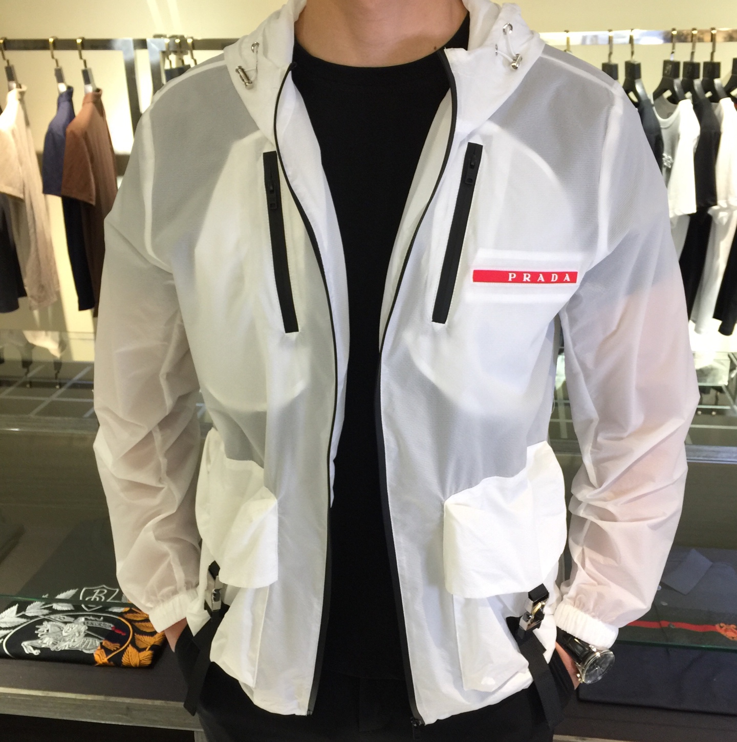 NO:151186,Pjia’s new summer sun protection suit is coming!  The fabric after the precision blending feels smooth and firm, light and breathable, and it also plays an outdoor sun protection role, combining natural beauty and comfort. The upper body style is cut cleanly and clean, showing a different hazy structural beauty on the clear and refreshing fabric. It is exquisite but not abrupt, and it is well integrated with the clothes. It is also essential to have a decent and elegant summer sun protection suit in the wardrobe!  Black/white!  Size M~XXXL (model/125 catties wear M), alexander wang19860909P家2025夏季新款防晒服来袭！通过精工混纺之后的面料,手感细滑坚挺,轻薄、透气性强,同时又起到户外防晒作用,兼具自然美感跟舒适度.上身版型裁剪简洁干净,在清透净爽的面料上显现出了不一样朦胧的结构性美感来.精致却不显突兀,很好的与衣服合为一体.衣柜中拥有一件得体风度翩翩的夏日防晒服也是必不可少的！黑色/白色！尺码M～XXXL（模特/125斤穿M）,,alexander wang,Men's clothing