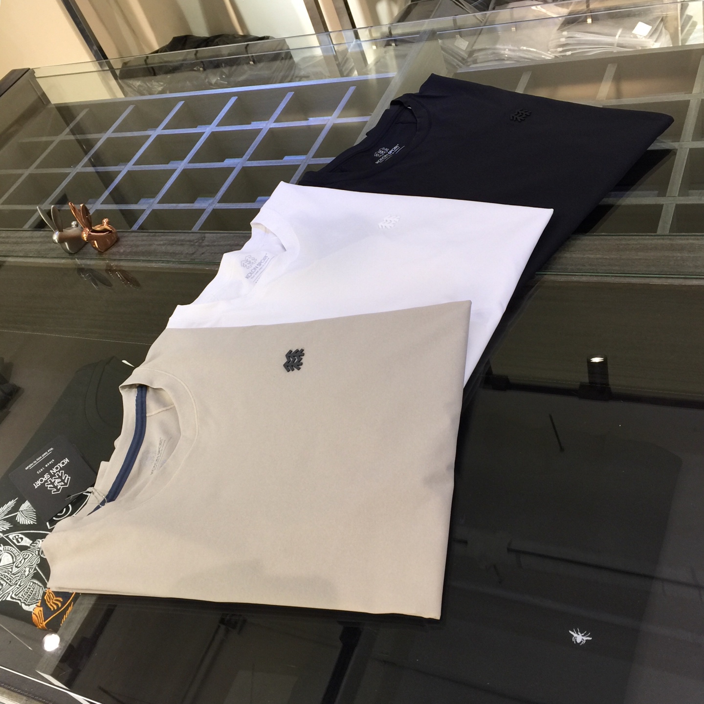 NO:151196,The latest series of original single 2025AW, full of fashionable design, uses high-quality quick-drying fabric, seamless craftsmanship!  Wen Ru is soft, delicate and soft, and the upper body is naturally comfortable. The round neck business casual slim fit can be worn both in business and leisure, which highlights the overall styling and slim body feel. The overall craftsmanship line is really impeccable. This kind of fashion all adds points to urban fashion people and has a more gentlemanly charm!  Black/white/apricot color!  Size M~XXXL (model/125 catties wear M), alexander wang19860909原单2025AW最新系列 富于时尚的设计感 采用高克重速干面料 无缝工艺！温儒柔软 细腻柔软 上身自然是舒适 圆领商务休闲修身款 无论是商务还是休闲时候都可穿搭 非常的凸显整体的造型感以及修身上身感 整体的工艺车线真的是无可挑剔的 这样的一款时装 无不为都市时尚人士加分 更加的绅士韵味十足范！黑色/白色/杏色！尺码M～XXXL（模特/125斤穿M）,,alexander wang,Men's clothing