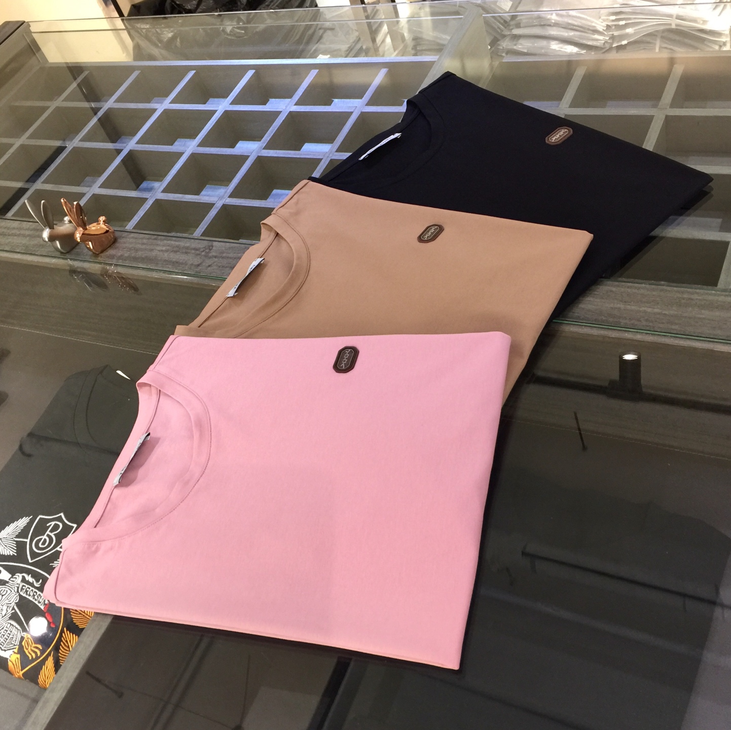 NO:151202,Zejia's new summer products in 2025, classic and fashionable versatile round neck half-sleeved shirt, woven mercerized cotton-linen blended fabric, soft and delicate fabric, fine thread splicing!  Basic base shirts are indispensable for men's wardrobes. They can be matched with various clothing anytime and anywhere to meet your daily needs. The fabrics and factories we choose are all used by first-tier brands, and the clothes are designed very atmospheric and fashionable and high-end goods!  Dears, hurry up and buy it!  Black/Coffee/Pink!  Size M~XXXL (model/kilogram wear M), alexander wang19860909Ze家2025夏季新品 经典时尚百搭圆领半袖衫 订织丝光棉麻混纺面料 面料柔软细腻 精细螺纹拼接！男人的衣柜都少不了基础打底衫 随时随地都可以拿来搭配各种服饰 满足您日常生活需求.我们所选择的面料及工厂都是一线品牌所使用的,衣服设计非常的大气时尚 高档货物！亲们赶紧入手！黑色/咖色/粉色！尺码M～XXXL（模特/斤穿M）,,alexander wang,Men's clothing