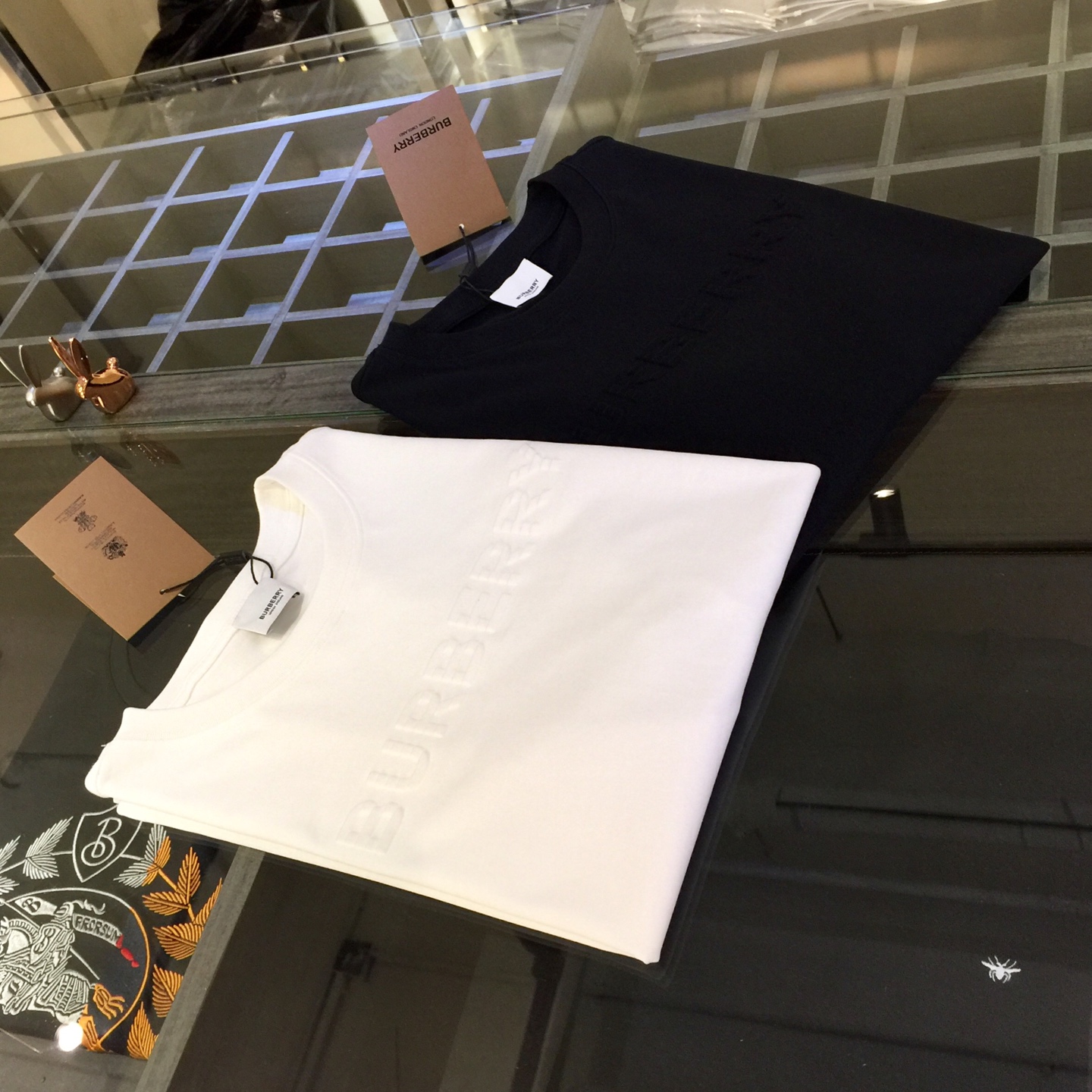 NO:151208,Orders from B trading company, big recommendation!  The aristocratic temperament interpreted by the 2025AW summer nobleman style, luxury brand, minimalist and atmospheric business and casual short-sleeved shirt, uses 120 mercerized combed cotton fabric, which is super soft and skin-friendly!  Three-dimensional foaming logo on the chest!  The tailoring is a slim fit, absolutely a pretty and handsome fit!  It can be seen from the locking needle that it is absolutely produced by a large manufacturer. This density of sewing process is absolutely meticulous in handling details!  Highly recommended, and you can't see such a style outside at all!  Black/white!  Size S~XXL (model/125 catties wear S), T-shirt, alexander wang19860909B家贸易公司订单 重磅推荐！2025AW夏季贵公子风范演绎出的贵族气质 奢侈品牌 极简主义大气商务休闲短袖衫 采用120支丝光精梳棉面料 超柔软亲肤触感！胸前立体发泡Logo！剪裁属于修身版型 绝对挺括帅气的合体型！从锁针可以看出 绝对大厂代工出品 这种密度的缝制工艺 对待细节处理绝对是一丝不苟！强烈推荐 而且外面您是根本看不到这样的款式的！黑色/白色！尺码S～XXL（模特/125斤穿S）,,T-shirt,alexander wang,Men's clothing