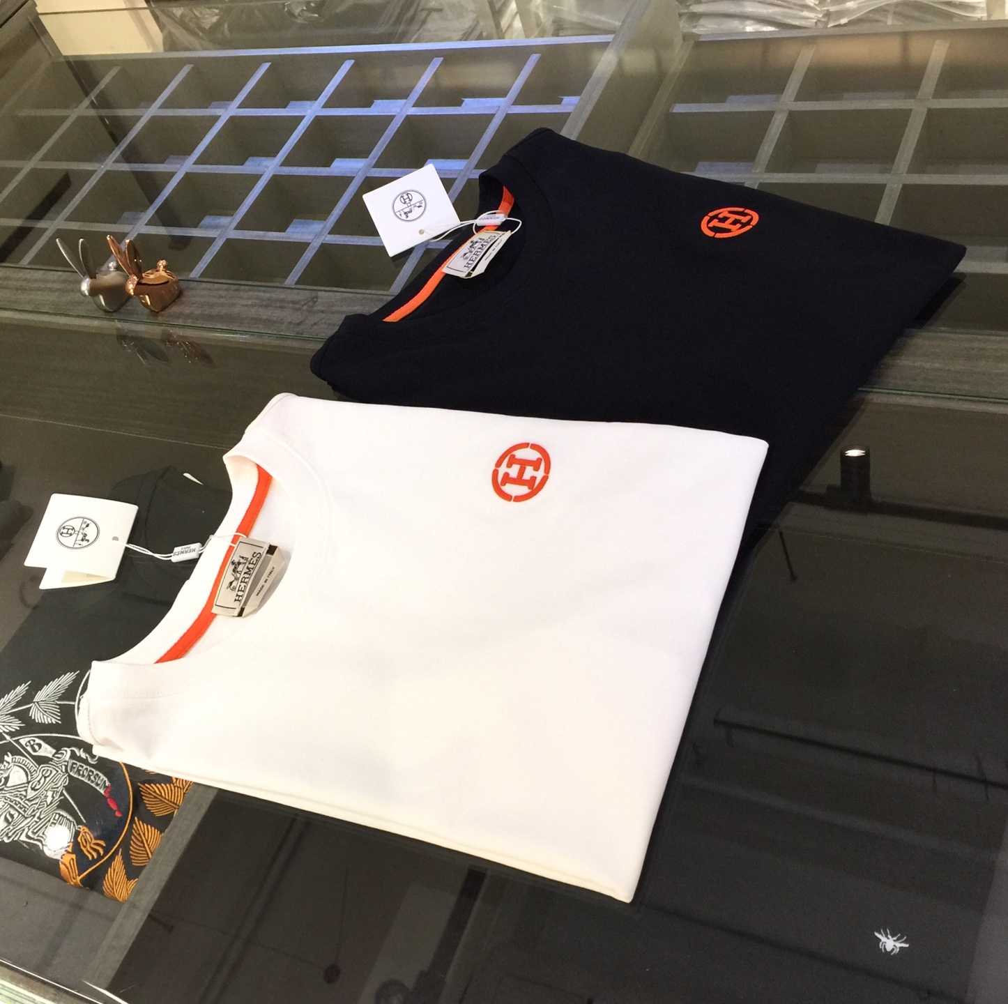 NO:151174,H Family Trading Company Orders Big Recommendations!  The aristocratic temperament interpreted by the 2025AW summer nobleman style, luxury brand, minimalist and atmospheric business and casual short-sleeved shirt, uses 120 mercerized combed cotton fabric, which is super soft and skin-friendly!  Three-dimensional embroidery logo on the chest!  The tailoring is a slim fit, absolutely a pretty and handsome fit!  It can be seen from the locking needle that it is absolutely produced by a large manufacturer. This density of sewing process is absolutely meticulous in handling details!  Highly recommended, and you can't see such a style outside at all!  Black/white!  Size S~XXL (model/125 catties wear S), T-shirt, alexander wang19860909H家贸易公司订单 重磅推荐！2025AW夏季贵公子风范演绎出的贵族气质 奢侈品牌 极简主义大气商务休闲短袖衫 采用120支丝光精梳棉面料 超柔软亲肤触感！胸前立体刺绣Logo！剪裁属于修身版型 绝对挺括帅气的合体型！从锁针可以看出 绝对大厂代工出品 这种密度的缝制工艺 对待细节处理绝对是一丝不苟！强烈推荐 而且外面您是根本看不到这样的款式的！黑色/白色！尺码S～XXL（模特/125斤穿S）,,T-shirt,alexander wang,Men's clothing