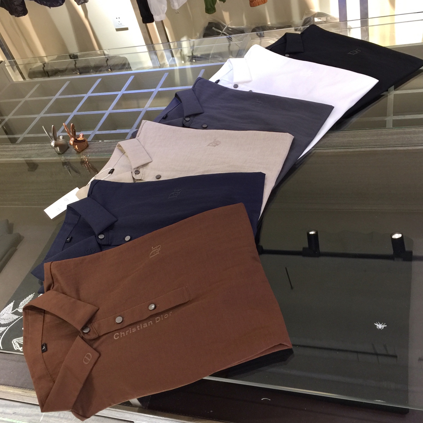 NO:151178,Dijia 2025AW latest series, versatile commuting to work, elegant design, a must-have for business elites, using lightweight cotton and linen blend fabric, Wen Ru soft, delicate and soft, the upper body is naturally comfortable, lapel business casual slim fit, simple but not simple!  You can wear it in business or casual!  It highlights the overall styling and body-slimming feeling. The overall craftsmanship line is really impeccable. This kind of lapel fashion adds points to urban fashion people and has a more gentlemanly charm!  Black/white/grey/card color/dark blue/coffee color!  Size M~XXXL (model/125 catties wear M), dior, alexander wang19860909迪家2025AW最新系列 上班通勤百搭 富于优雅的设计感 商务精英必备 采用轻薄棉麻混纺面料 温儒柔软 细腻柔软 上身自然是舒适 翻领商务休闲修身款 简约不简单！无论是商务还是休闲时候都可穿搭！非常的凸显整体的造型感以及修身上身感 整体的工艺车线真的是无可挑剔的 这样的一款翻领时装 无不为都市时尚人士加分 更加的绅士韵味十足范！黑色/白色/灰色/卡色/深蓝色/咖色！尺码M～XXXL（模特/125斤穿M）,,dior,alexander wang,Men's clothing