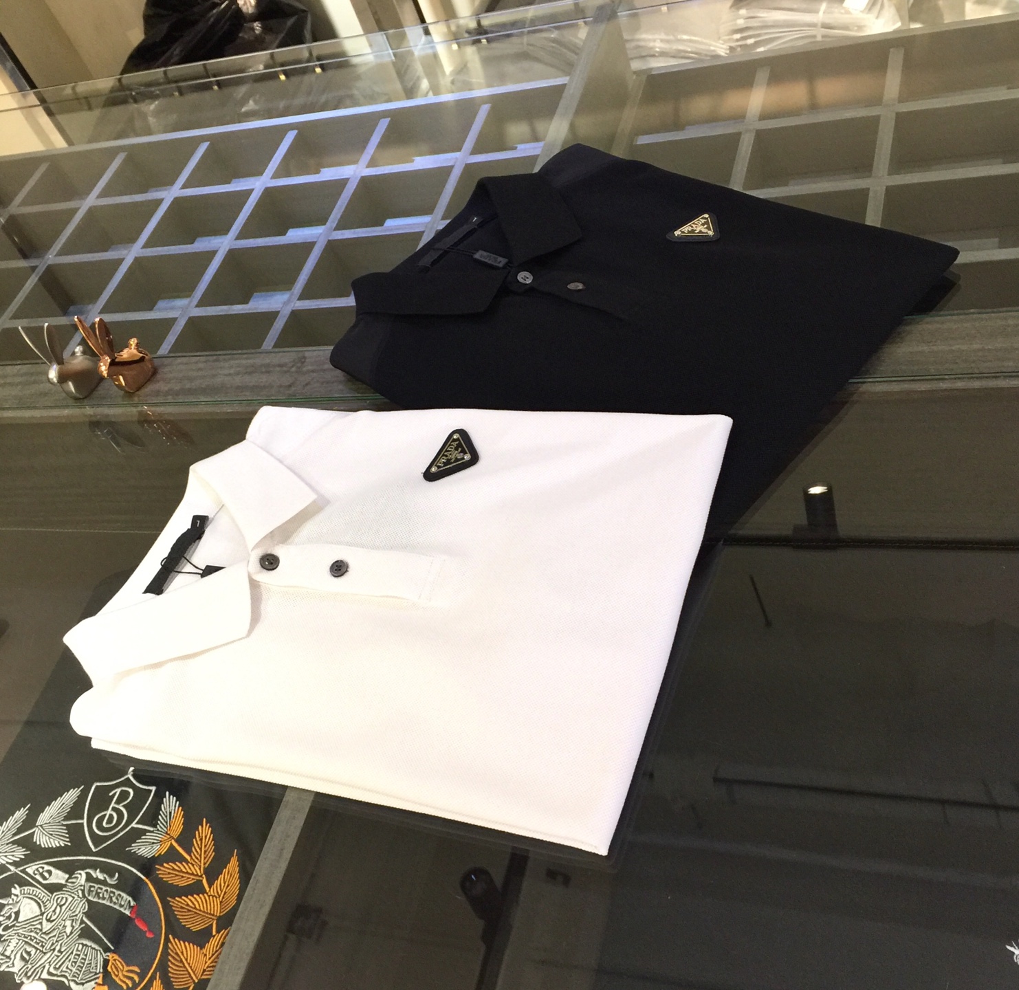 NO:151182,The latest summer series of Fat Brother P's family, versatile commuting to work, elegant design, a must-have for business elites, using high-quality mercerized bead floor cotton fabric, Wen Ru soft, delicate and soft, the upper body is naturally comfortable, lapel business casual slim fit style, can be worn in both business and leisure!  It highlights the overall styling and body-slimming feeling. The overall craftsmanship line is really impeccable. This kind of lapel fashion adds points to urban fashion people and has a more gentlemanly charm!  Black/white!  Size M~4XL (model/125 catties wear M), alexander wang19860909P家胖哥哥福音夏季最新系列 上班通勤百搭 富于优雅的设计感 商务精英必备 采用高克重丝光珠地棉面料 温儒柔软 细腻柔软 上身自然是舒适 翻领商务休闲修身款 无论是商务还是休闲时候都可穿搭！非常的凸显整体的造型感以及修身上身感 整体的工艺车线真的是无可挑剔的 这样的一款翻领时装 无不为都市时尚人士加分 更加的绅士韵味十足范！黑色/白色！尺码M～4XL（模特/125斤穿M）,,alexander wang,Men's clothing