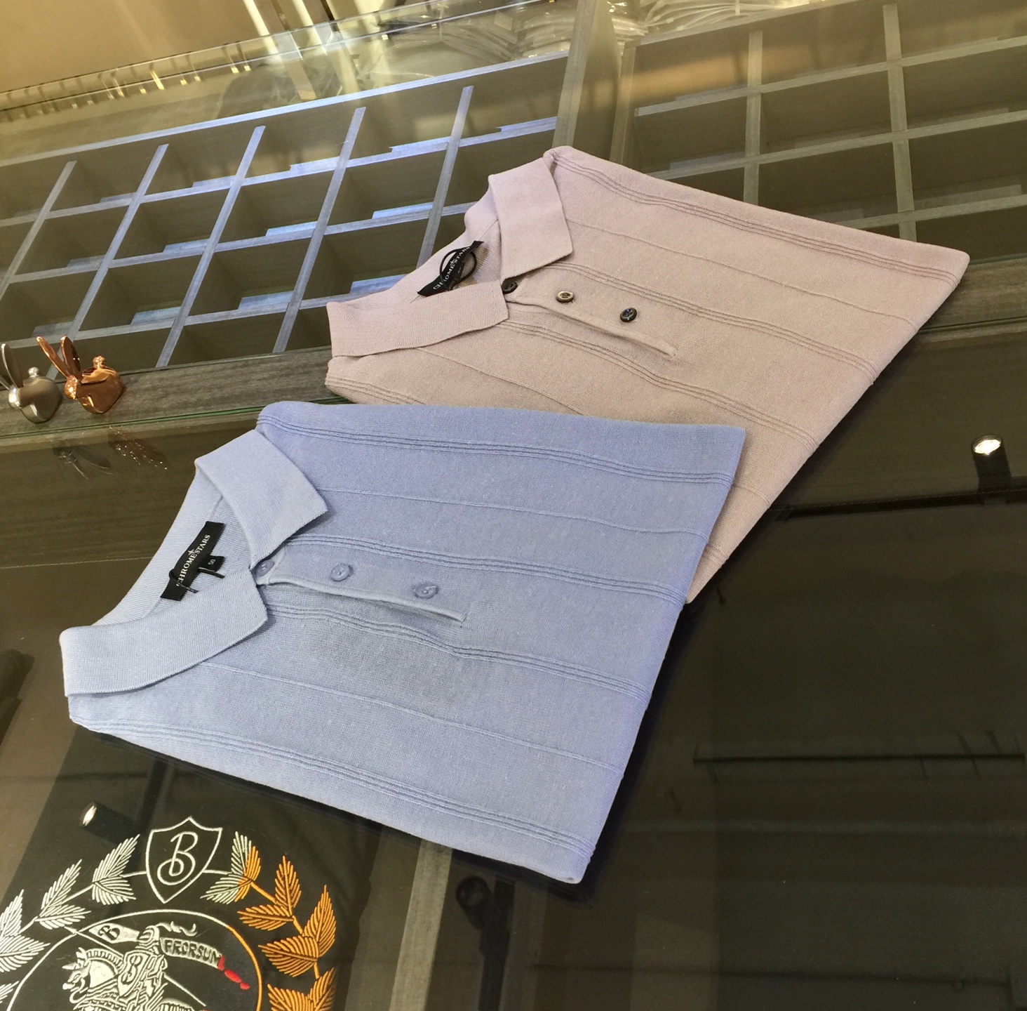 NO:151195,A big recommendation!  The latest series of 2025AW, versatile commuting at work, elegant design, a must-have for business elites!  Use high-weight mulberry silk Yilit blended knitted foot cloth fabric!  Jacquard craft design for clothes!  Wen Ru is soft, delicate and soft, and the upper body is naturally comfortable. The lapel is a business casual slim fit. It can be worn in both business and leisure, which highlights the overall styling and slim body feel. The overall craftsmanship line is really impeccable. This kind of fashion adds points to urban fashion people and has a more gentlemanly charm!  Gray card color/lawyer!  Size M~XXXL (model 175/125 catties wear M), alexander wang19860909A家重磅推荐！2025AW最新系列 上班通勤百搭 富于优雅的设计感 商务精英必备！采用高克重桑蚕丝伊力特混纺针织起脚布面料！衣身提花工艺设计！温儒柔软 细腻柔软 上身自然是舒适 翻领商务休闲修身款 无论是商务还是休闲时候都可穿搭 非常的凸显整体的造型感以及修身上身感 整体的工艺车线真的是无可挑剔的 这样的一款时装 无不为都市时尚人士加分 更加的绅士韵味十足范！灰卡色/律师！尺码M～XXXL（模特175/125斤穿M）,,alexander wang,Men's clothing