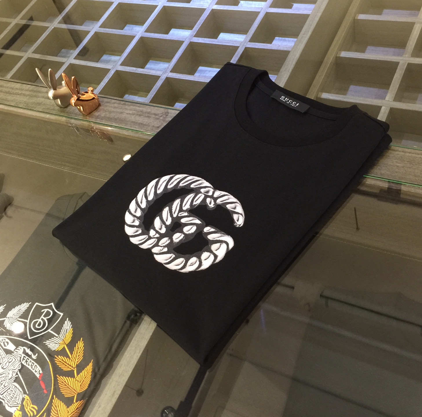 NO:506588,GH’s 2025 summer new product, instantly kill all versions!  Classic and fashionable versatile round neck short sleeves, customized double mercerized cotton super soft fabric, chest printed logo design!  Basic base shirts are indispensable for men's wardrobe. They can be matched with various clothing anytime and anywhere to meet your daily needs. The fabrics and factories we choose are all used by first-tier brands, so we recommend buying them!  Black/white!  Size M~XXXL (model 175/125 catties wear M), gucci, T-shirt, alexander wang19860909G家2025夏季新品 秒杀一切版本！经典时尚百搭圆领短袖 订制双丝光棉超柔软面料 胸前印花Logo设计！男人的衣柜都少不了基础打底衫 随时随地都可以拿来搭配各种服饰 满足您日常生活需求.我们所选择的面料及工厂都是一线品牌所使用的,推荐入手！黑色/白色！尺码M～XXXL（模特175/125斤穿M）,,gucci,T-shirt,alexander wang,Men's clothing