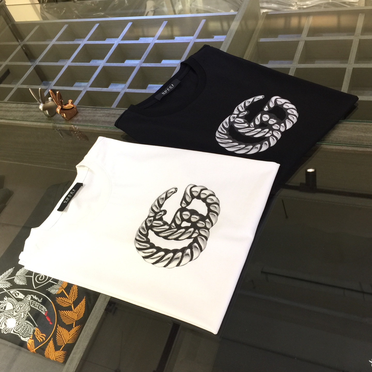 NO:151201,GH’s 2025 summer new product, instantly kill all versions!  Classic and fashionable versatile round neck short sleeves, customized double mercerized cotton super soft fabric, chest printed logo design!  Basic base shirts are indispensable for men's wardrobe. They can be matched with various clothing anytime and anywhere to meet your daily needs. The fabrics and factories we choose are all used by first-tier brands, so we recommend buying them!  Black/white!  Size M~XXXL (model 175/125 catties wear M), gucci, T-shirt, alexander wang19860909G家2025夏季新品 秒杀一切版本！经典时尚百搭圆领短袖 订制双丝光棉超柔软面料 胸前印花Logo设计！男人的衣柜都少不了基础打底衫 随时随地都可以拿来搭配各种服饰 满足您日常生活需求.我们所选择的面料及工厂都是一线品牌所使用的,推荐入手！黑色/白色！尺码M～XXXL（模特175/125斤穿M）,,gucci,T-shirt,alexander wang,Men's clothing