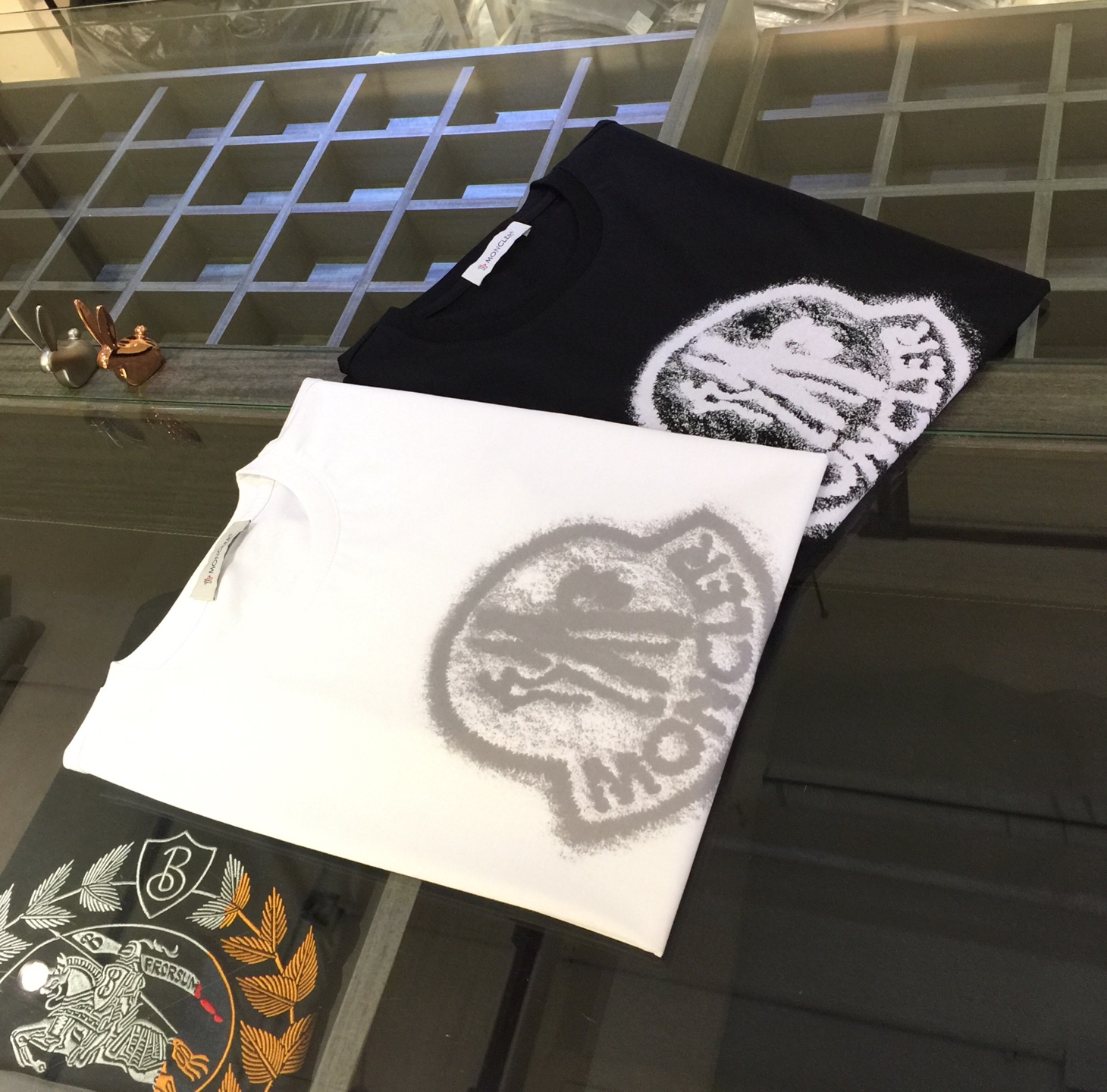 NO:151206,Mohome 2025 summer new product, instantly kill all versions!  Classic and fashionable versatile round neck short sleeves, customized double mercerized cotton super soft fabric, chest printed logo design!  Basic base shirts are indispensable for men's wardrobe. They can be matched with various clothing anytime and anywhere to meet your daily needs. The fabrics and factories we choose are all used by first-tier brands, so we recommend buying them!  Black/white!  Size M~XXXL (model 175/125 catties wear M), T-shirt, alexander wang19860909Mo家2025夏季新品 秒杀一切版本！经典时尚百搭圆领短袖 订制双丝光棉超柔软面料 胸前印花Logo设计！男人的衣柜都少不了基础打底衫 随时随地都可以拿来搭配各种服饰 满足您日常生活需求.我们所选择的面料及工厂都是一线品牌所使用的,推荐入手！黑色/白色！尺码M～XXXL（模特175/125斤穿M）,,T-shirt,alexander wang,Men's clothing