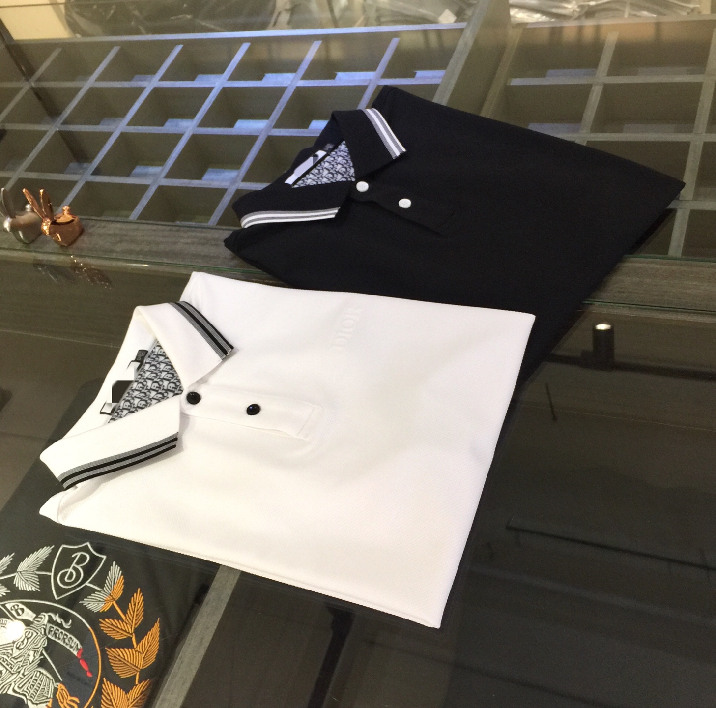 NO:151212,Dijia 2025AW latest series, versatile commuting to work, elegant design, a must-have for business elites, exquisite brand three-dimensional foam logo on the chest!  It uses imported double mercerized pineapple pattern fabric. Wen Ru is soft, delicate and soft. The upper body is naturally comfortable. The lapel business casual slim fit can be worn both in business and leisure. It highlights the overall styling and slim body feel. The overall craftsmanship line is really impeccable. This kind of lapel fashion adds points to urban fashion people and has a more gentlemanly charm!  Black/white!  Size M~XXXL (model/125 catties wear M), dior, alexander wang19860909迪家2025AW最新系列 上班通勤百搭 富于优雅的设计感 商务精英必备 胸前精致品牌立体发泡Logo！采用进口双丝光菠萝纹面料 温儒柔软 细腻柔软 上身自然是舒适 翻领商务休闲修身款 无论是商务还是休闲时候都可穿搭 非常的凸显整体的造型感以及修身上身感 整体的工艺车线真的是无可挑剔的 这样的一款翻领时装 无不为都市时尚人士加分 更加的绅士韵味十足范！黑色/白色！尺码M～XXXL（模特/125斤穿M）,,dior,alexander wang,Men's clothing