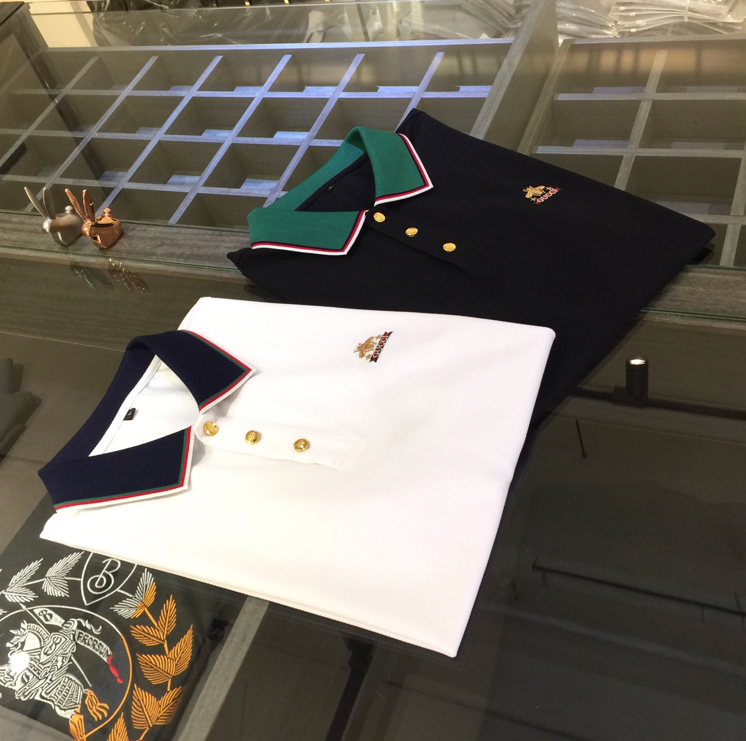 NO:151217,G Home 2025AW latest series, versatile commuting to work, elegant design, a must-have for business elites, exquisite brand embroidery logo on the chest!  It uses imported double mercerized pineapple pattern fabric. Wen Ru is soft, delicate and soft. The upper body is naturally comfortable. The lapel business and casual slim fit can be worn both in business and leisure. It highlights the overall styling and slim body feel. The overall craftsmanship line is really impeccable. This kind of lapel fashion adds points to urban fashion people and has a more gentlemanly charm!  Black/white!  Size M~XXXL (model 175/125 catties wear M), gucci, alexander wang19860909G家2025AW最新系列 上班通勤百搭 富于优雅的设计感 商务精英必备 胸前精致品牌刺绣Logo！采用进口双丝光菠萝纹面料 温儒柔软 细腻柔软 上身自然是舒适 翻领商务休闲修身款 无论是商务还是休闲时候都可穿搭 非常的凸显整体的造型感以及修身上身感 整体的工艺车线真的是无可挑剔的 这样的一款翻领时装 无不为都市时尚人士加分 更加的绅士韵味十足范！黑色/白色！尺码M～XXXL（模特175/125斤穿M）,,gucci,alexander wang,Men's clothing