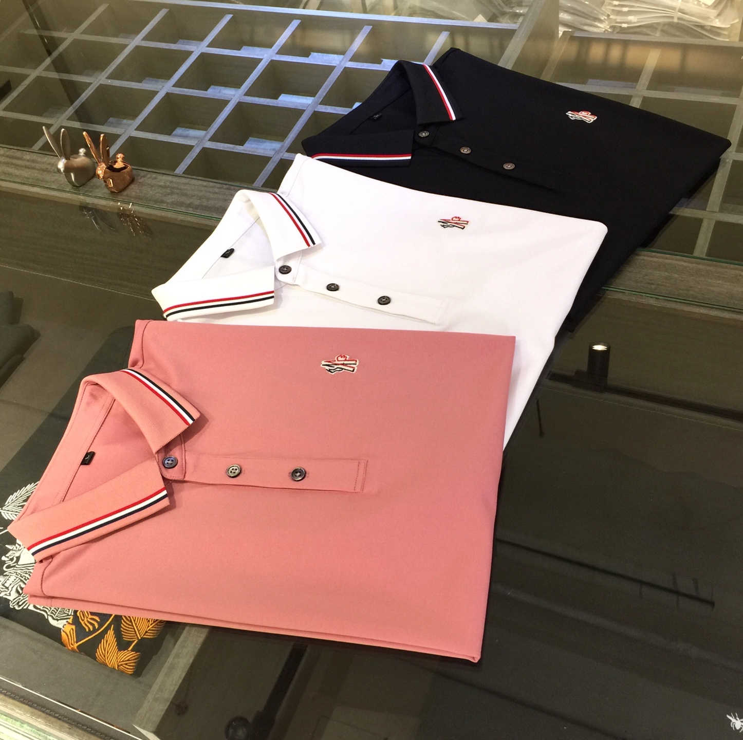 NO:151219,Mo's big recommendation!  The latest series of 2054AW, versatile commuting to work, elegant design, a must-have for business elites, exquisite brand exquisite embroidery logo on the chest!  It uses imported double mercerized bead floor cotton fabric. Wen Ru is soft, delicate and soft. The upper body is naturally comfortable. The lapel business casual slim fit can be worn both in business and leisure. It highlights the overall styling and slim body feel. The overall craftsmanship line is really impeccable. This kind of lapel fashion adds points to urban fashion people and has a more gentlemanly charm!  Black/white/pink!  Size M~XXXL (model 175/125 catties wear M), alexander wang19860909Mo家重磅推荐！2054AW最新系列 上班通勤百搭 富于优雅的设计感 商务精英必备 胸前精致品牌精美刺绣Logo！采用进口双丝光珠地棉面料 温儒柔软 细腻柔软 上身自然是舒适 翻领商务休闲修身款 无论是商务还是休闲时候都可穿搭 非常的凸显整体的造型感以及修身上身感 整体的工艺车线真的是无可挑剔的 这样的一款翻领时装 无不为都市时尚人士加分 更加的绅士韵味十足范！黑色/白色/粉色！尺码M～XXXL（模特175/125斤穿M）,,alexander wang,Men's clothing