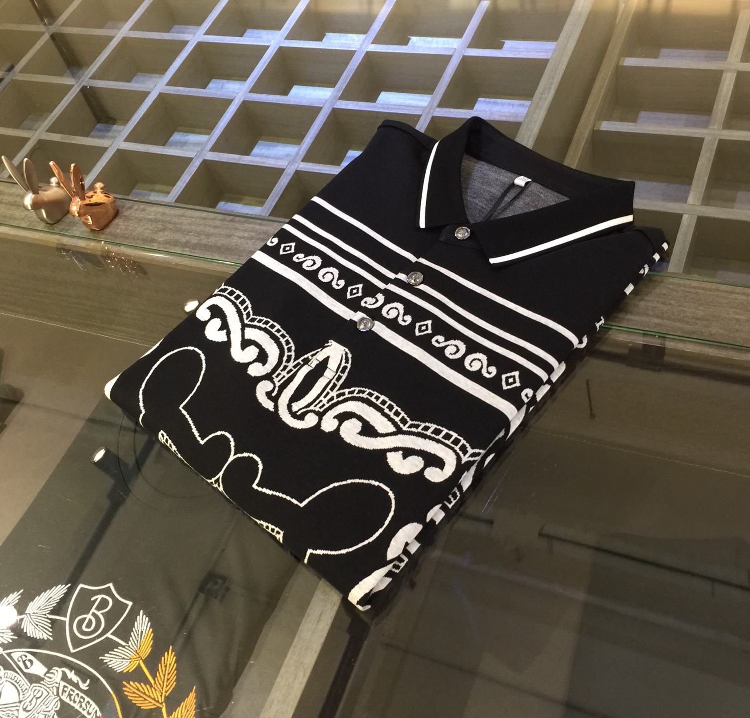 NO:151224,DG Home's latest short-sleeved lapel shirt in summer 2025!  High-end silk cotton fabric, breathable, comfortable, delicate and soft, all original customized products, and high-end digital printing of the whole dress!  High-end quality!  High-quality shipment, fashionable and stylish upper body!  Size M~XXXL (model 175/125 catties wear M), Dolce & Gabbana, gucci, T-shirt, alexander wang19860909DG家2025夏季最新发布短袖翻领衫！高档天丝棉面料,透气舒适细腻柔软,面料,辅料全部原版定制出品,整衣高档数码印花！品质高端！高品质出货,上身时尚有型！尺码M～XXXL（模特175/125斤穿M）,,Dolce&Gabbana,gucci,T-shirt,alexander wang,Men's clothing