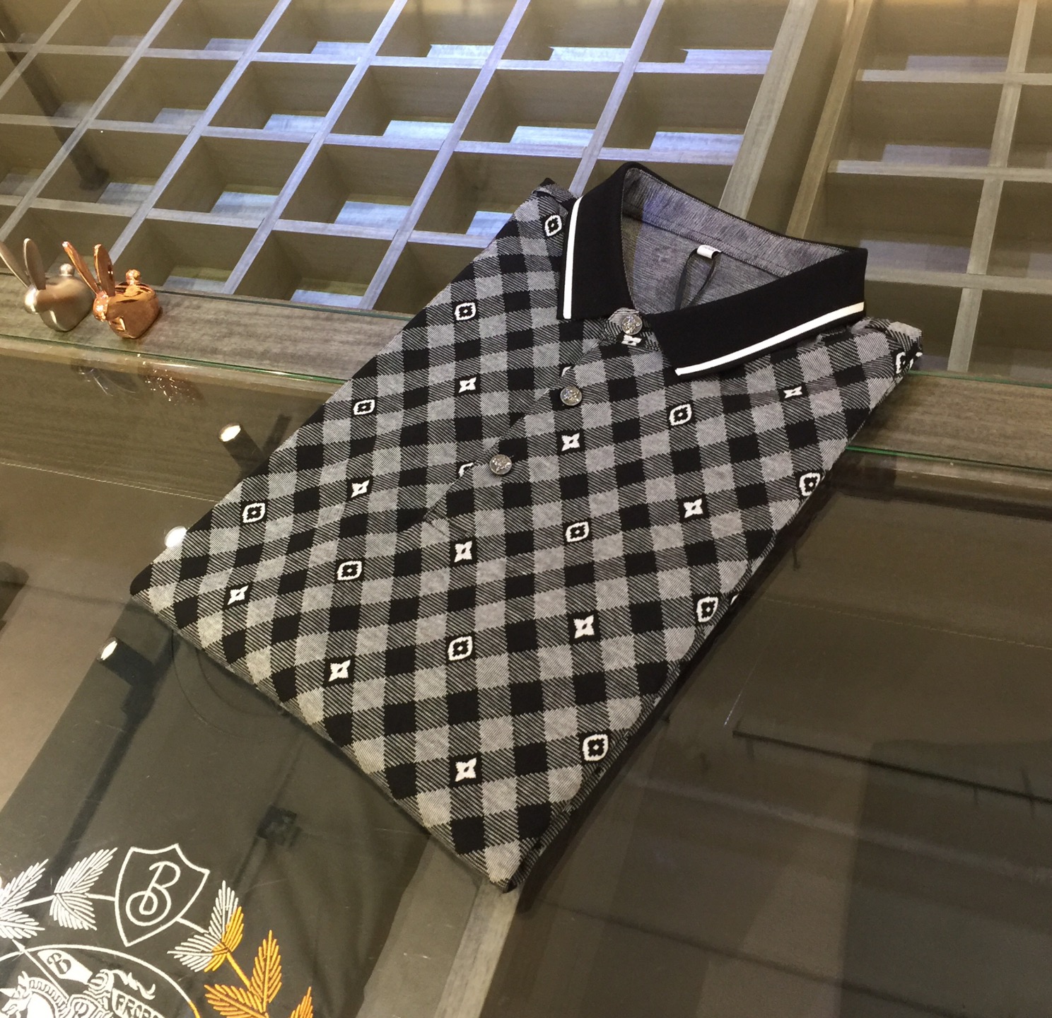 NO:151229,The latest short-sleeved lapel shirt for the 2025 summer release!  High-end silk cotton fabric, breathable, comfortable, delicate and soft, all original customized products, and high-end digital printing of the whole dress!  High-end quality!  High-quality shipment, fashionable and stylish upper body!  Size M~XXXL (model 175/125 catties wear M), louis vuitton,louis vuitton,t-shirt,alexander wang19860909驴家2025夏季最新发布短袖翻领衫！高档天丝棉面料,透气舒适细腻柔软,面料,辅料全部原版定制出品,整衣高档数码印花！品质高端！高品质出货,上身时尚有型！尺码M～XXXL（模特175/125斤穿M）,,louis vuitton,louis vuitton,T-shirt,alexander wang,Men's clothing