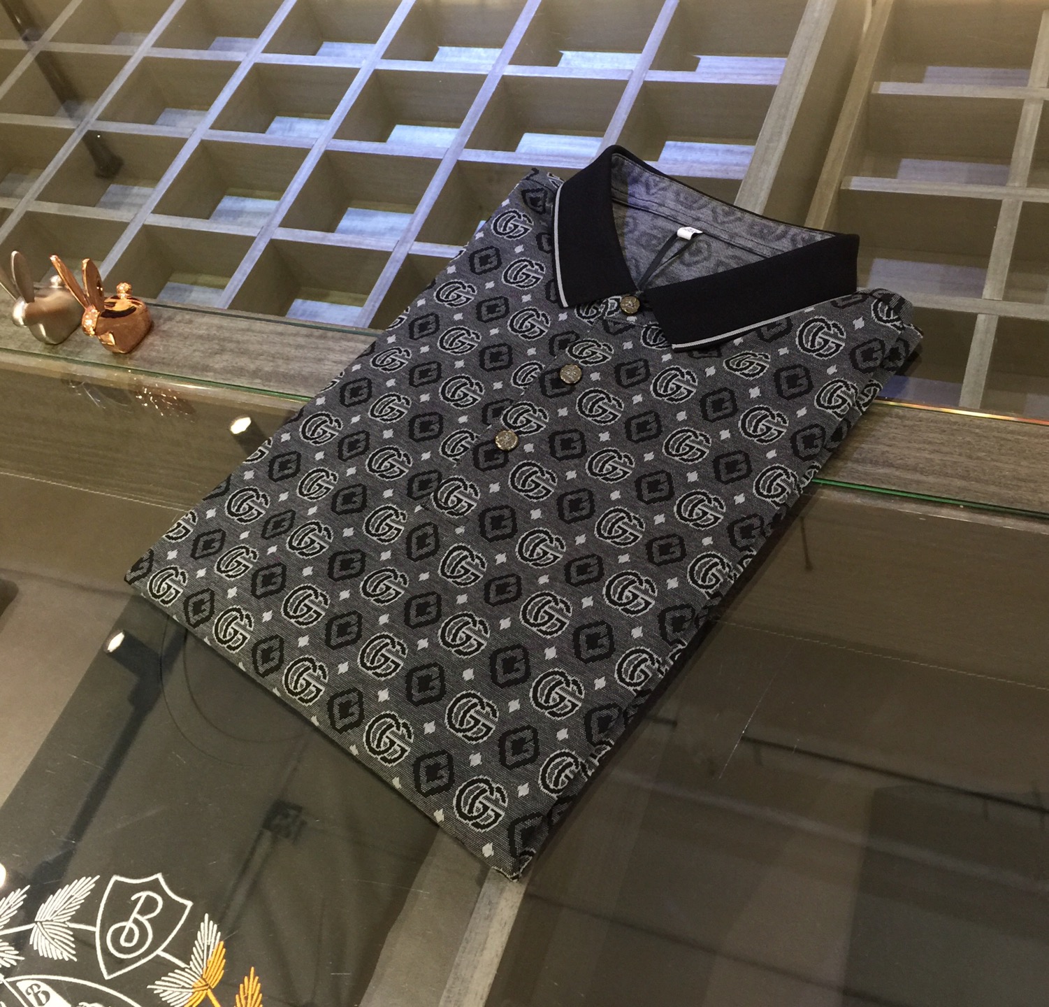 NO:151234,G Home has the latest short-sleeved lapel shirt in summer 2025!  High-end silk cotton fabric, breathable, comfortable, delicate and soft, all original customized products, and high-end digital printing of the whole dress!  High-end quality!  High-quality shipment, fashionable and stylish upper body!  Size M~XXXL (model 175/125 catties wear M), gucci, T-shirt, alexander wang19860909G家2025夏季最新发布短袖翻领衫！高档天丝棉面料,透气舒适细腻柔软,面料,辅料全部原版定制出品,整衣高档数码印花！品质高端！高品质出货,上身时尚有型！尺码M～XXXL（模特175/125斤穿M）,,gucci,T-shirt,alexander wang,Men's clothing