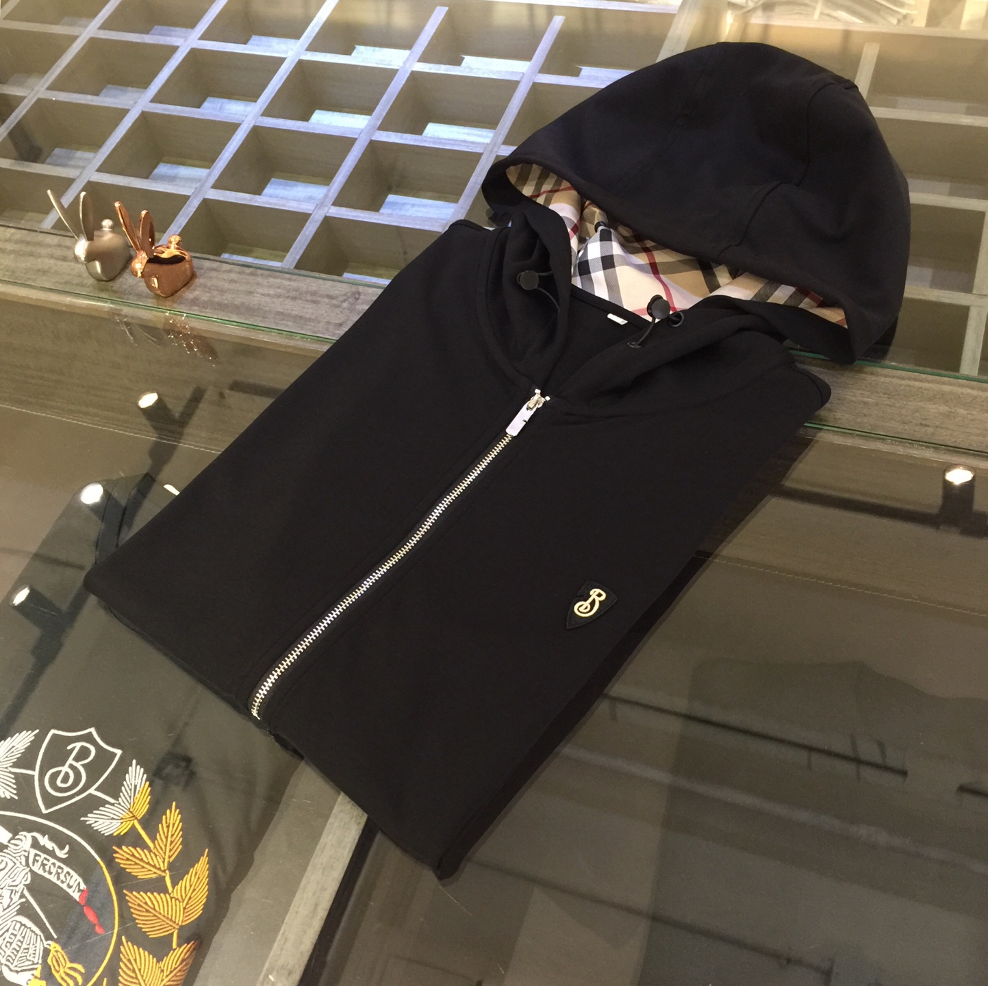 NO:151248,B Family’s latest release of short-sleeved hooded zipper cardigan in summer 2025!  Technology polyester fiber mercerized fabric, breathable, comfortable, delicate and soft, all original customized products, low-key and high-end!  High-quality shipment, fashionable and stylish upper body!  Size M~XXXL (model 175/125 catties wear M), T-shirt,hats,alexander wang19860909B家2025夏季最新发布短袖连帽拉链开衫！科技聚酯纤维丝光面料,透气舒适细腻柔软,面料,辅料全部原版定制出品,低调高端！高品质出货,上身时尚有型！尺码M～XXXL（模特175/125斤穿M）,,T-shirt,hats,alexander wang,Men's clothing