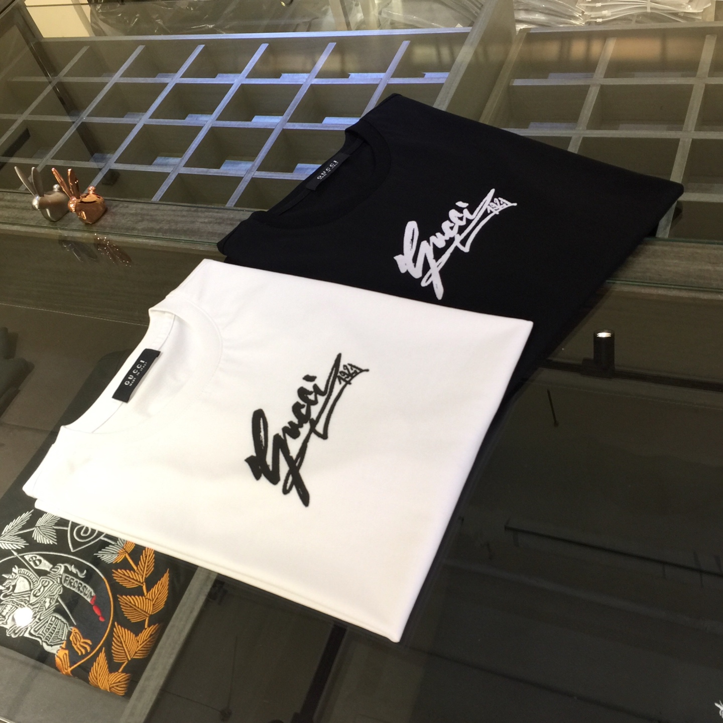 NO:151252,GH’s 2025 summer new product, instantly kill all versions!  Classic and fashionable versatile round neck short sleeves, customized double mercerized cotton super soft fabric, chest printed logo design!  Basic base shirts are indispensable for men's wardrobe. They can be matched with various clothing anytime and anywhere to meet your daily needs. The fabrics and factories we choose are all used by first-tier brands, so we recommend buying them!  Black/white!  Size M~XXXL (model 175/125 catties wear M), gucci, T-shirt, alexander wang19860909G家2025夏季新品 秒杀一切版本！经典时尚百搭圆领短袖 订制双丝光棉超柔软面料 胸前印花Logo设计！男人的衣柜都少不了基础打底衫 随时随地都可以拿来搭配各种服饰 满足您日常生活需求.我们所选择的面料及工厂都是一线品牌所使用的,推荐入手！黑色/白色！尺码M～XXXL（模特175/125斤穿M）,,gucci,T-shirt,alexander wang,Men's clothing