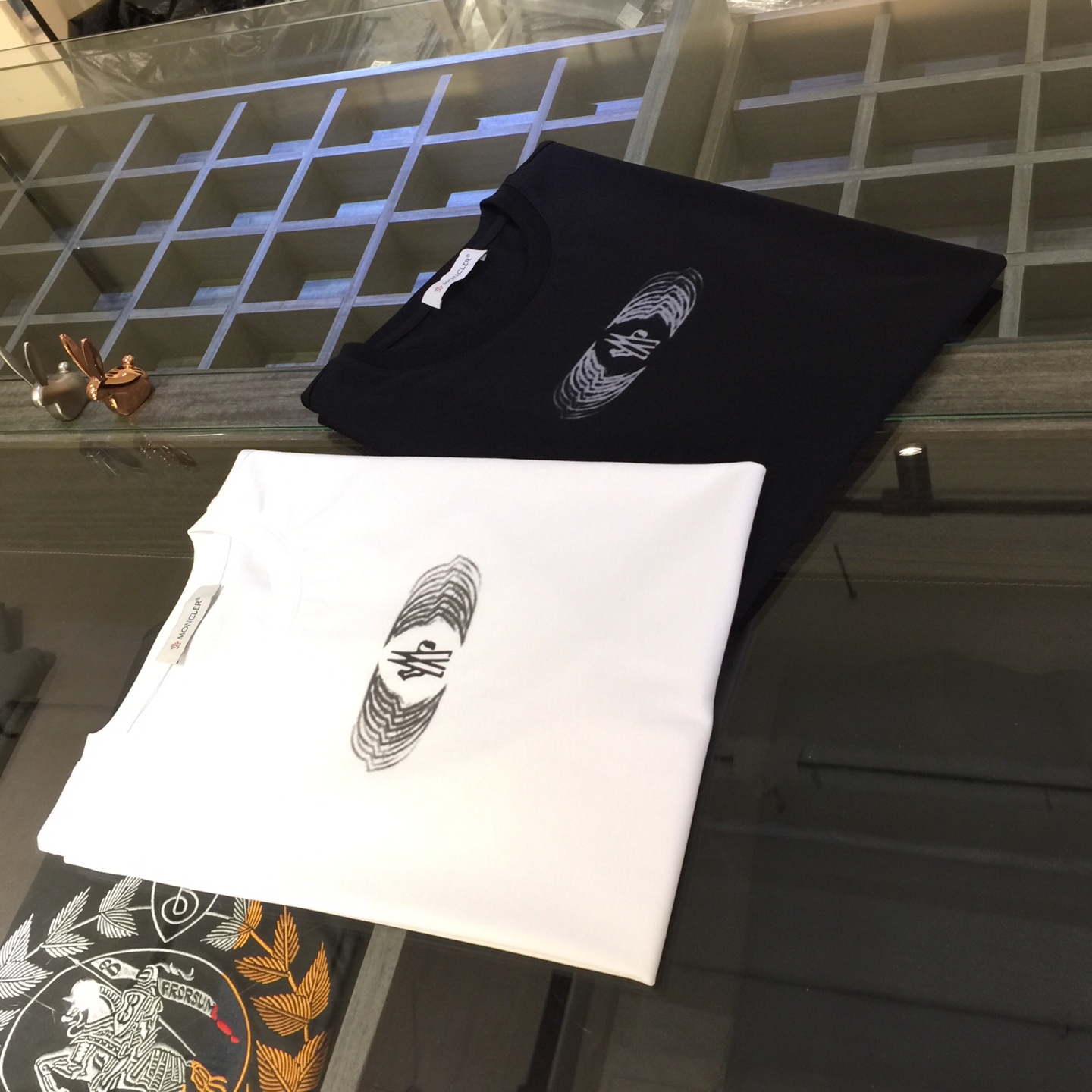 NO:151256,Mohome 2025 summer new product, instantly kill all versions!  Classic and fashionable versatile round neck short sleeves, customized double mercerized cotton super soft fabric, chest printed logo design!  Basic base shirts are indispensable for men's wardrobe. They can be matched with various clothing anytime and anywhere to meet your daily needs. The fabrics and factories we choose are all used by first-tier brands, so we recommend buying them!  Black/white!  Size M~XXXL (model 175/125 catties wear M), T-shirt, alexander wang19860909Mo家2025夏季新品 秒杀一切版本！经典时尚百搭圆领短袖 订制双丝光棉超柔软面料 胸前印花Logo设计！男人的衣柜都少不了基础打底衫 随时随地都可以拿来搭配各种服饰 满足您日常生活需求.我们所选择的面料及工厂都是一线品牌所使用的,推荐入手！黑色/白色！尺码M～XXXL（模特175/125斤穿M）,,T-shirt,alexander wang,Men's clothing