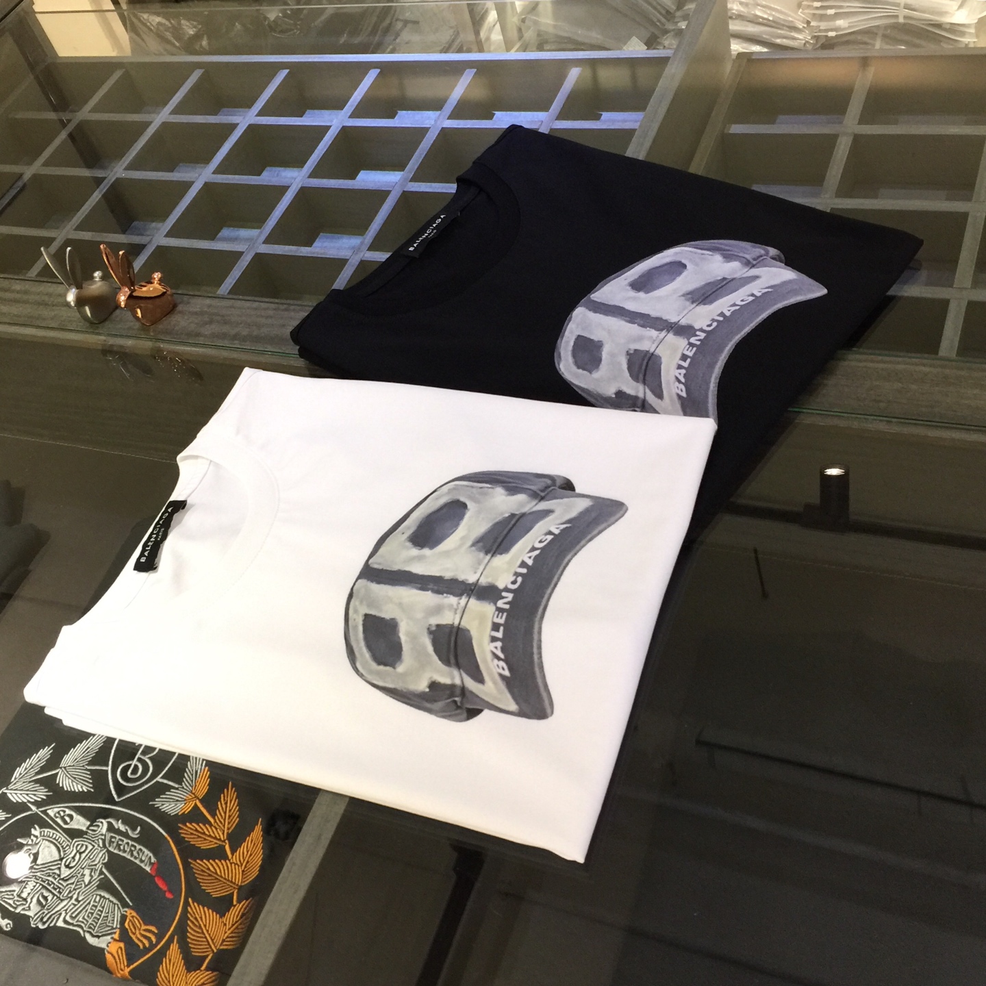 NO:151260,Balenciaga 2025 summer new product, instantly kill all versions!  Classic and fashionable versatile round neck short sleeves, customized double mercerized cotton super soft fabric, chest printed logo design!  Basic base shirts are indispensable for men's wardrobe. They can be matched with various clothing anytime and anywhere to meet your daily needs. The fabrics and factories we choose are all used by first-tier brands, so we recommend buying them!  Black/white!  Size M~XXXL (model 175/125 catties wear M), balenciaga, T-shirt, alexander wang19860909巴黎世家2025夏季新品 秒杀一切版本！经典时尚百搭圆领短袖 订制双丝光棉超柔软面料 胸前印花Logo设计！男人的衣柜都少不了基础打底衫 随时随地都可以拿来搭配各种服饰 满足您日常生活需求.我们所选择的面料及工厂都是一线品牌所使用的,推荐入手！黑色/白色！尺码M～XXXL（模特175/125斤穿M）,,balenciaga,T-shirt,alexander wang,Men's clothing