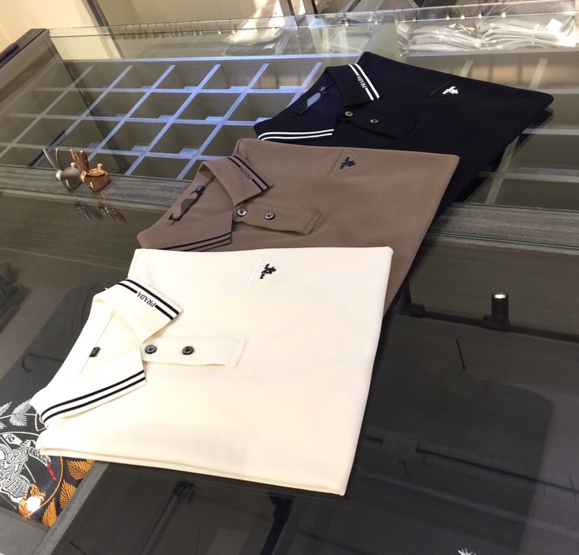 NO:151238,Pjia’s latest summer series in 2025, high-quality boutique, versatile commuting to work, elegant design, a must-have for business elites, using mercerized bead floor cotton blend fabric, Wen Ru soft, delicate and soft, the upper body is naturally comfortable, lapel business casual slim fit style, can be worn in both business and leisure!  It highlights the overall styling and body-slimming feeling. The overall craftsmanship line is really impeccable. This kind of lapel fashion adds points to urban fashion people and has a more gentlemanly charm!  Black/Coffee/Beige!  Size M~XXXL (model 175/125 catties wear M), alexander wang19860909P家2025夏季最新系列 高品质精品 上班通勤百搭 富于优雅的设计感 商务精英必备 采用丝光珠地棉混纺面料 温儒柔软 细腻柔软 上身自然是舒适 翻领商务休闲修身款 无论是商务还是休闲时候都可穿搭！非常的凸显整体的造型感以及修身上身感 整体的工艺车线真的是无可挑剔的 这样的一款翻领时装 无不为都市时尚人士加分 更加的绅士韵味十足范！黑色/咖色/米色！尺码M～XXXL（模特175/125斤穿M）,,alexander wang,Men's clothing