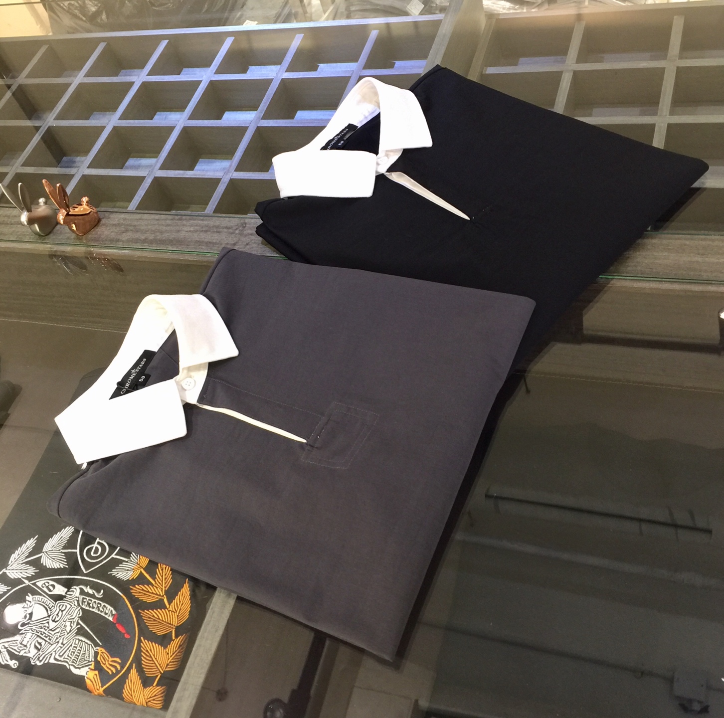 NO:151246,Ajia 2025 latest series, versatile commuting to work, elegant design, a must-have for business elites, using 100 mercerized cotton plain fabric with high gram weight, Wen Ru soft, delicate and soft, the upper body is naturally comfortable, lapel business casual and loose style, can be worn in business or leisure, the contrasting collar is exquisitely spliced ​​to highlight the overall styling and slimming feeling. The overall craftsmanship line is really impeccable. This kind of lapel fashion adds points to urban fashion people, and has a more gentlemanly charm!  Black/Gray!  Size M~XXXL (model/125 catties wear M), alexander wang19860909A家2025最新系列 上班通勤百搭 富于优雅的设计感 商务精英必备 采用高克重100支丝光棉平纹面料 温儒柔软 细腻柔软 上身自然是舒适 翻领商务休闲宽松款 无论是商务还是休闲时候都可穿搭 撞色领部精美拼接非常的凸显整体的造型感以及修身上身感 整体的工艺车线真的是无可挑剔的 这样的一款翻领时装 无不为都市时尚人士加分 更加的绅士韵味十足范！黑色/灰色！尺码M～XXXL（模特/125斤穿M）,,alexander wang,Men's clothing