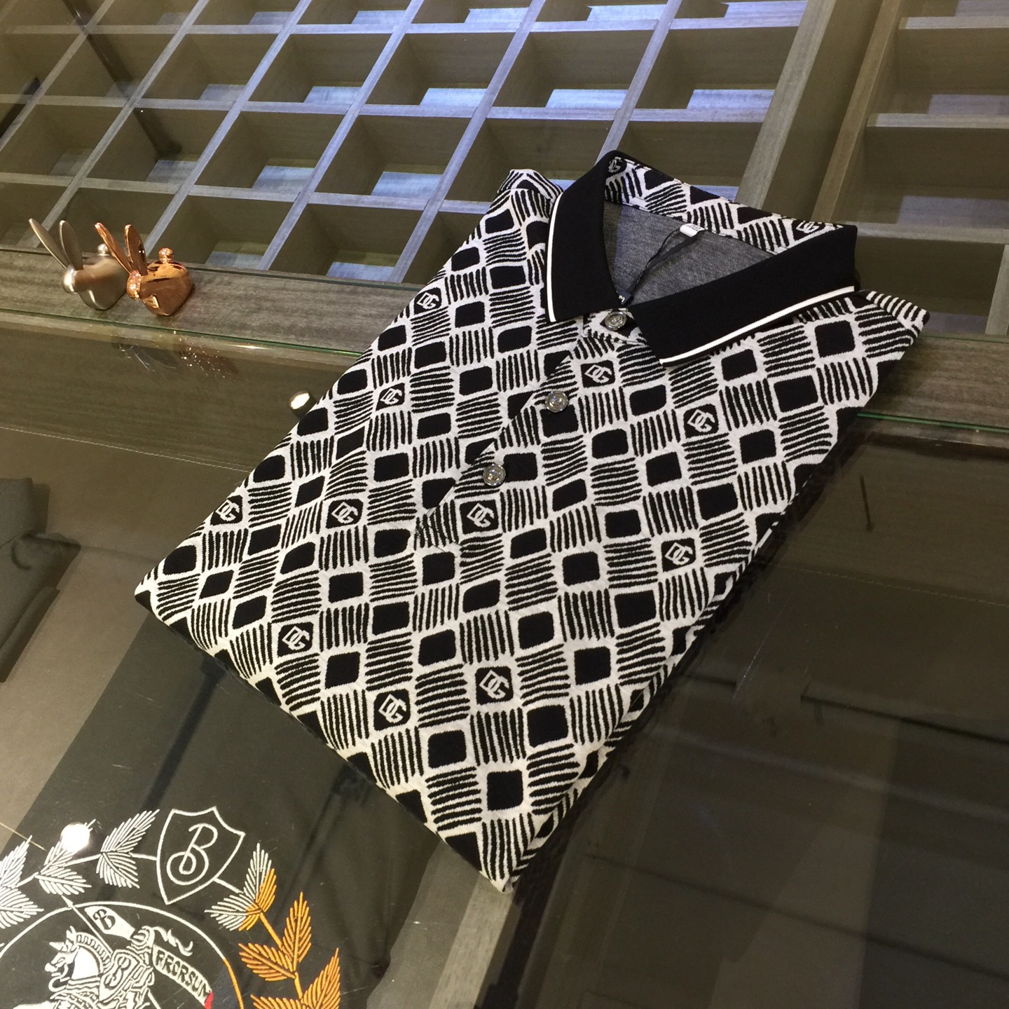 NO:151254,DG Home's latest short-sleeved lapel shirt in summer 2025!  High-end Tennis Bead Floor Cotton fabric, breathable, comfortable, delicate and soft, all original customized products, and jacquard body!  High-end quality!  High-quality shipment, fashionable and stylish upper body!  Size M~XXXL (model 175/125 catties wear M), Dolce & Gabbana, gucci, T-shirt, alexander wang19860909DG家2025夏季最新发布短袖翻领衫！高档天丝珠地棉面料,透气舒适细腻柔软,面料,辅料全部原版定制出品,衣身提花！品质高端！高品质出货,上身时尚有型！尺码M～XXXL（模特175/125斤穿M）,,Dolce&Gabbana,gucci,T-shirt,alexander wang,Men's clothing