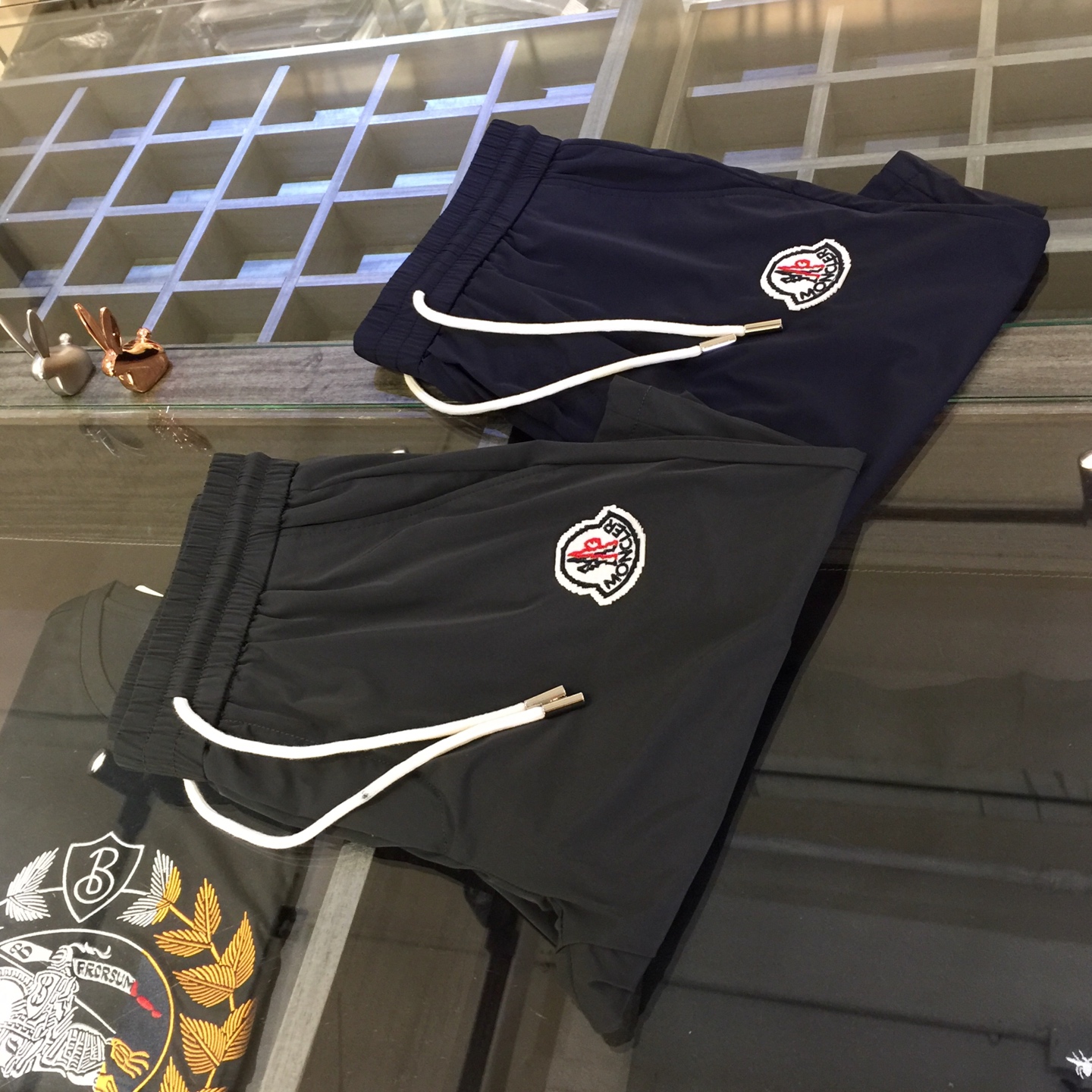 NO:158847,Mo's latest summer shorts in 2025. Production from OEM. Elastic waist design casual pants. Custom imported top four-sided elastic fabric. Good comfort. There is no sense of restraint on the upper body. High-end style, and the upper body makes the legs look slender. It is definitely a rare good product. Dark blue/gray!  Size M～4XL (model/catties wear M), shorts, alexander wang19860909Mo家2025夏季最新款短裤.代工厂出品.松紧腰设计休闲裤 定制进口顶级四面弹面料.舒适度佳.上身毫无束缚感.高版型、上身显腿修长.绝对是不可多得的好货.深蓝色/灰色！尺码M～4XL（模特/斤穿M）,,shorts,alexander wang,Men's clothing