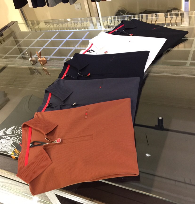 NO:158859,The latest series of Ki Fat Brother Gospel 1970AW, versatile commuting to work, elegant design, a must-have for business elites, using Gaoke heavy mercerized cotton fabric, Wen Ru soft, delicate and soft, the upper body is naturally comfortable, Zipper lapel business casual slim fit style, you can wear it in both business and leisure!  It highlights the overall styling and body-slimming feeling. The overall craftsmanship line is really impeccable. This kind of lapel fashion adds points to urban fashion people and has a more gentlemanly charm!  Black/white/dark blue/grey/rust red!  Size M～4XL (model/catties wear M), alexander wang19860909Ki家胖哥哥福音1970AW最新系列 上班通勤百搭 富于优雅的设计感 商务精英必备 采用高克重丝光棉面料 温儒柔软 细腻柔软 上身自然是舒适 拉链翻领商务休闲修身款 无论是商务还是休闲时候都可穿搭！非常的凸显整体的造型感以及修身上身感 整体的工艺车线真的是无可挑剔的 这样的一款翻领时装 无不为都市时尚人士加分 更加的绅士韵味十足范！黑色/白色/深蓝色/灰色/锈红色！尺码M～4XL（模特/斤穿M）,,alexander wang,Men's clothing