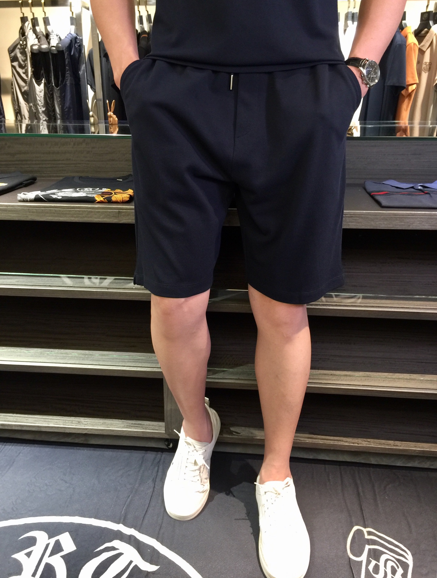 NO:158862,/Set of shorts details pictures Ze family fat brother's gospel recommendation!  2025 latest series sets, versatile commuting to work, elegant design, a must-have for business elites, brand hot stamping logo!  It uses high-quality mercerized bead floor cotton fabric. Wen Ru is soft, delicate and soft. The upper body is naturally comfortable. The lapel is business casual slim style. It can be worn in both business and leisure. The neckline is exquisitely threaded!  It highlights the overall styling and body-slimming feeling. The overall craftsmanship line is really impeccable. This kind of lapel fashion adds points to urban fashion people and has a more gentlemanly charm!  Dark blue!  Size M~4XL (model/125 catties wear M), shorts, alexander wang19860909/套 短裤细节图Ze家胖哥哥福音重磅推荐！2025最新系列套装 上班通勤百搭 富于优雅的设计感 商务精英必备 品牌烫印Logo！采用高克重丝光珠地棉面料 温儒柔软 细腻柔软 上身自然是舒适 翻领商务休闲修身款 无论是商务还是休闲时候都可穿搭 领口精美螺纹设计！非常的凸显整体的造型感以及修身上身感 整体的工艺车线真的是无可挑剔的 这样的一款翻领时装 无不为都市时尚人士加分 更加的绅士韵味十足范！深蓝色！尺码M～4XL（模特/125斤穿M）,,shorts,alexander wang,Men's clothing