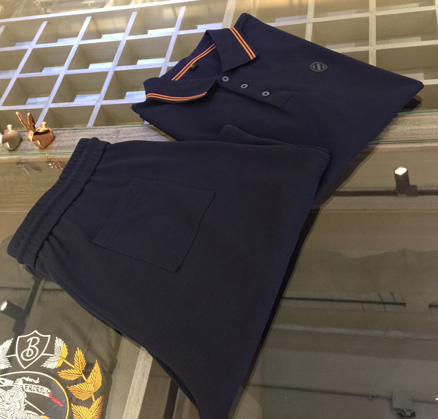 NO:158865,/Set Top details pictures Ze family fat brother's gospel recommendation!  2025 latest series sets, versatile commuting to work, elegant design, a must-have for business elites, brand hot stamping logo!  It uses high-quality mercerized bead floor cotton fabric. Wen Ru is soft, delicate and soft. The upper body is naturally comfortable. The lapel is business casual slim style. It can be worn in both business and leisure. The neckline is exquisitely threaded!  It highlights the overall styling and body-slimming feeling. The overall craftsmanship line is really impeccable. This kind of lapel fashion adds points to urban fashion people and has a more gentlemanly charm!  Dark blue!  Size M~4XL (model/125 catties wear M), alexander wang19860909/套 上衣细节图Ze家胖哥哥福音重磅推荐！2025最新系列套装 上班通勤百搭 富于优雅的设计感 商务精英必备 品牌烫印Logo！采用高克重丝光珠地棉面料 温儒柔软 细腻柔软 上身自然是舒适 翻领商务休闲修身款 无论是商务还是休闲时候都可穿搭 领口精美螺纹设计！非常的凸显整体的造型感以及修身上身感 整体的工艺车线真的是无可挑剔的 这样的一款翻领时装 无不为都市时尚人士加分 更加的绅士韵味十足范！深蓝色！尺码M～4XL（模特/125斤穿M）,,alexander wang,Men's clothing