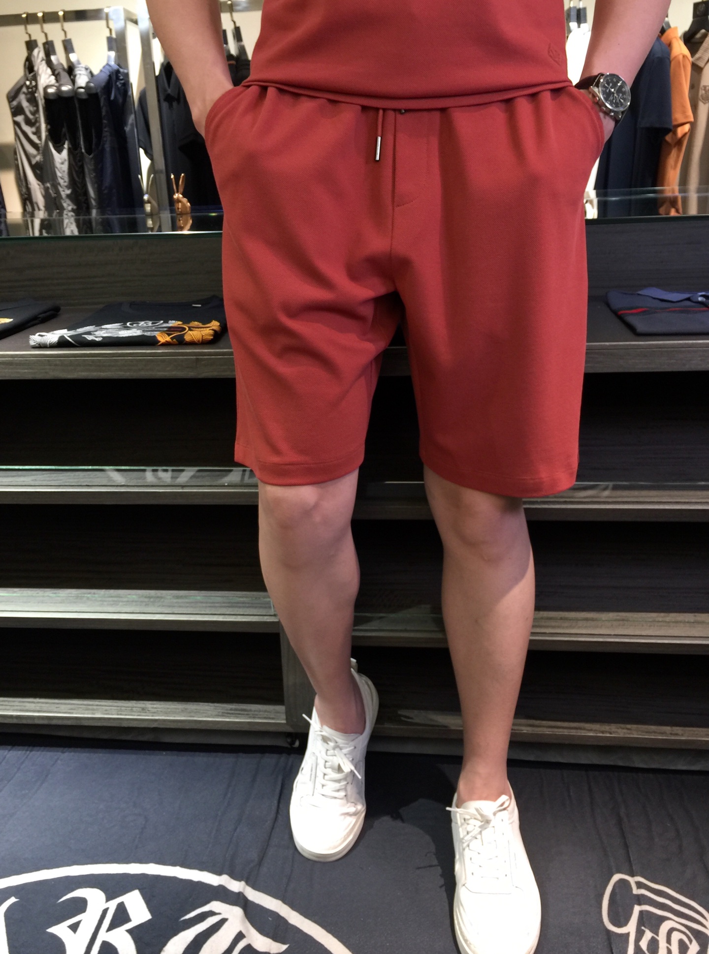 NO:158868,/Set of shorts details picture LP Fat Brother Gospel recommendation!  The latest series of 2025 sets are versatile when commuting to work, with an elegant design sense, a must-have for business elites, brand hot stamping logo at the hem!  It uses high-quality mercerized bead floor cotton fabric. Wen Ru is soft, delicate and soft. The upper body is naturally comfortable. The lapel is business casual slim style. It can be worn in both business and leisure. The neckline is exquisitely threaded!  It highlights the overall styling and body-slimming feeling. The overall craftsmanship line is really impeccable. This kind of lapel fashion adds points to urban fashion people and has a more gentlemanly charm!  Brick red!  Size M~4XL (model/125 catties wear M), loro piana, shorts, alexander wang19860909/套 短裤细节图LP家胖哥哥福音重磅推荐！2025最新系列套装 上班通勤百搭 富于优雅的设计感 商务精英必备 下摆处品牌烫印Logo！采用高克重丝光珠地棉面料 温儒柔软 细腻柔软 上身自然是舒适 翻领商务休闲修身款 无论是商务还是休闲时候都可穿搭 领口精美螺纹设计！非常的凸显整体的造型感以及修身上身感 整体的工艺车线真的是无可挑剔的 这样的一款翻领时装 无不为都市时尚人士加分 更加的绅士韵味十足范！砖红色！尺码M～4XL（模特/125斤穿M）,,loro piana,shorts,alexander wang,Men's clothing